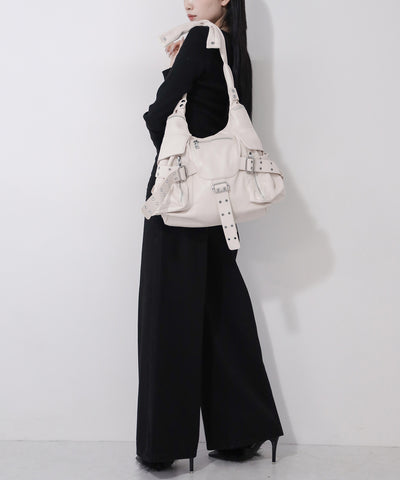 【 多ポケットで収納力抜群 】３連ベルテッド多ポケットフェイクレザーショルダーバッグ ／ Three belted multi pocket fake leather shoulder bag