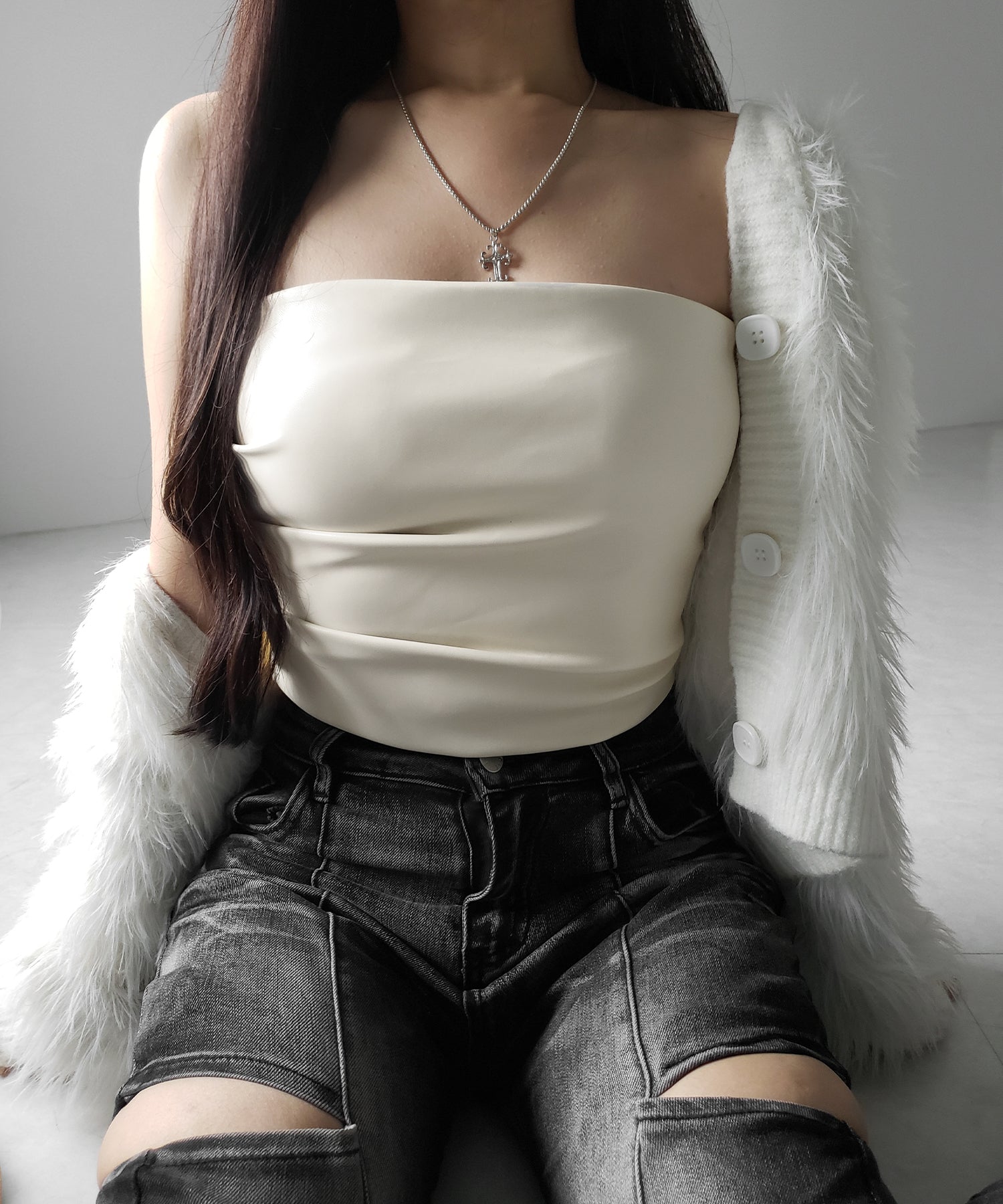 【 ２color 】サイドタックフェイクレザーショートベアトップ ／ side tuck fake leather short bare tops