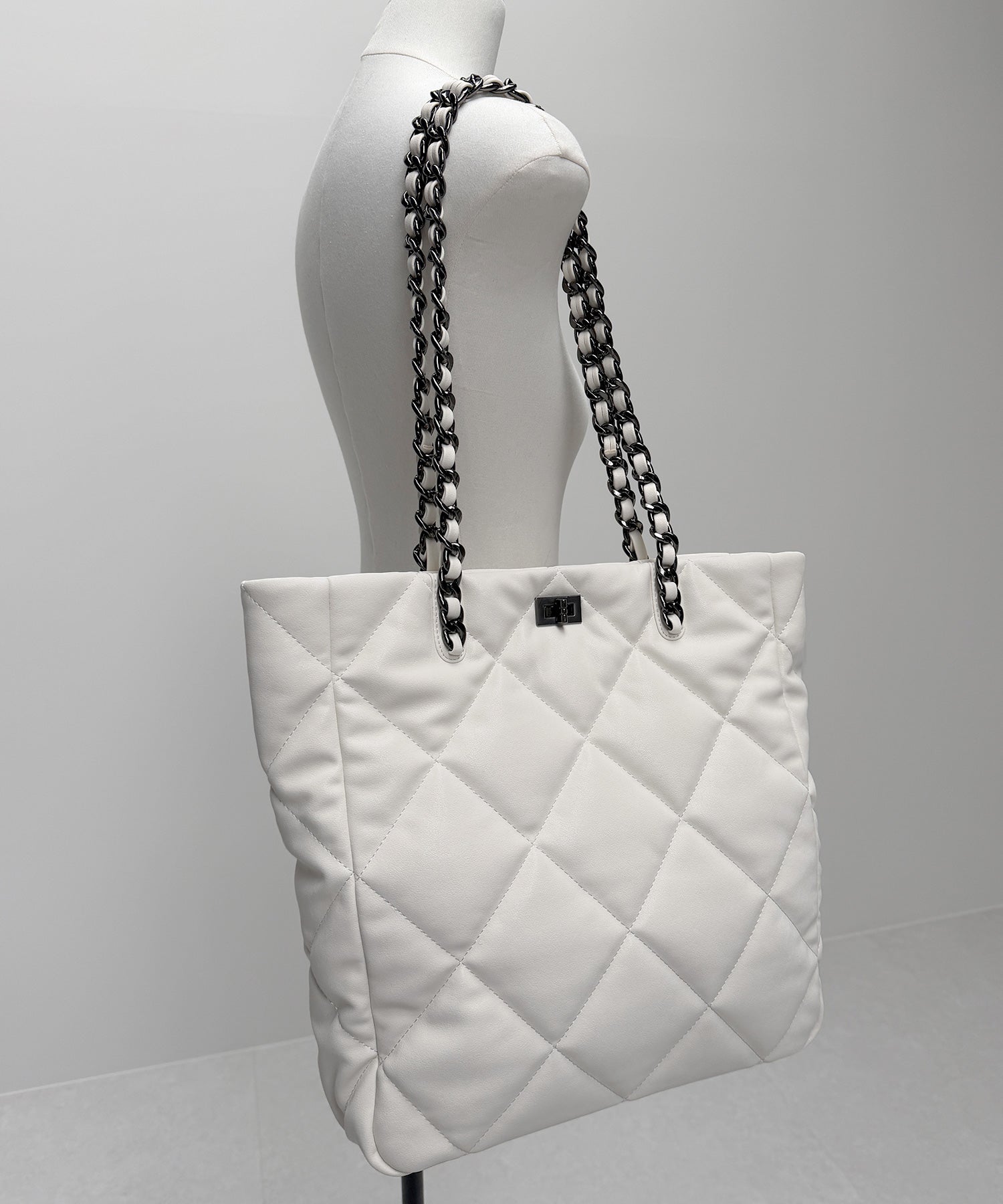 【 A4収納可 】キルティングスクエアチェーンバッグ/ quilted square chain bag