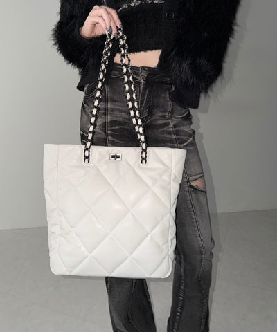 【 A4収納可 】キルティングスクエアチェーンバッグ/ quilted square chain bag