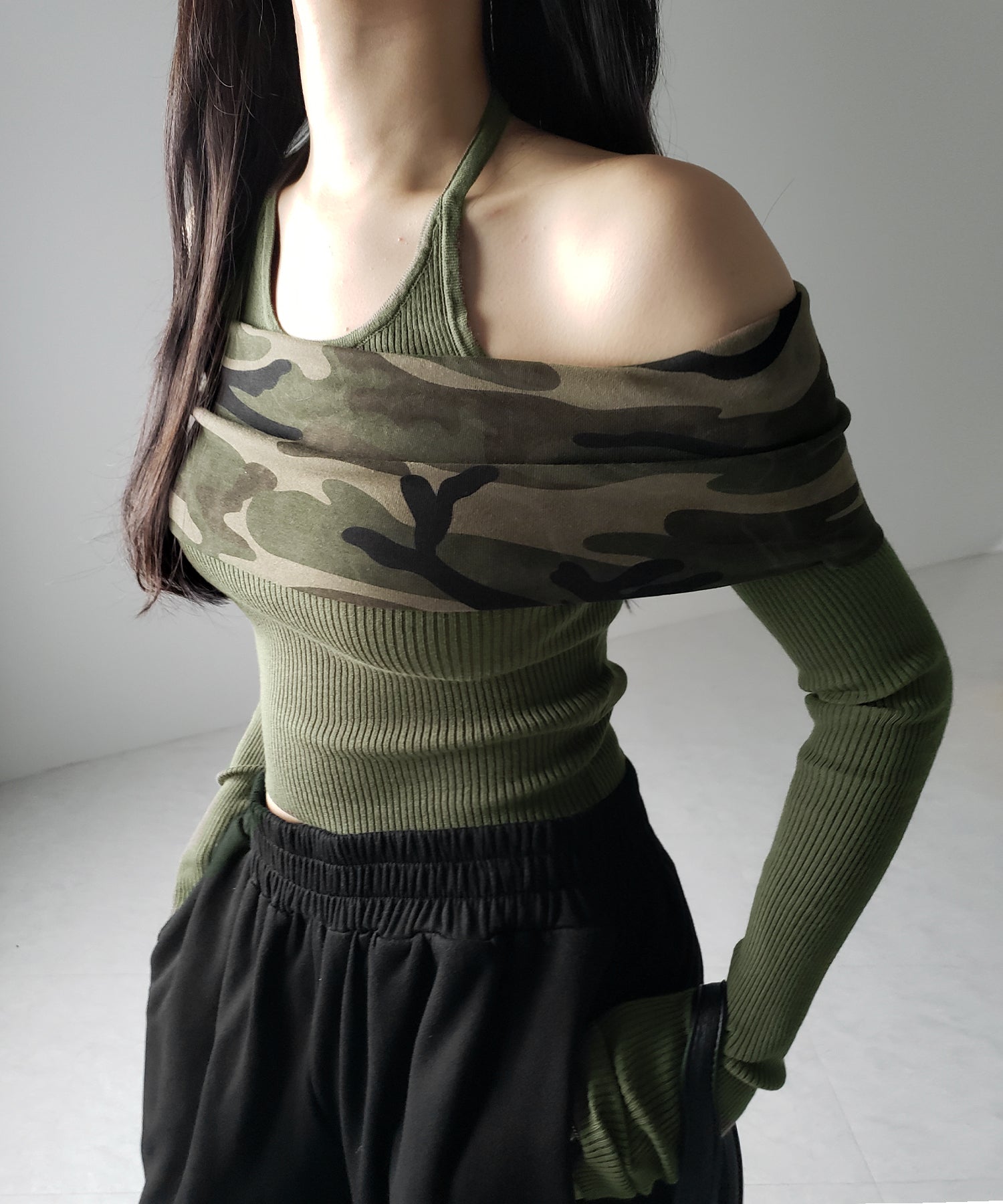 オフショルダーカモフラホルターネックリブニット ／ off shoulder camouflage halter neck lib knit