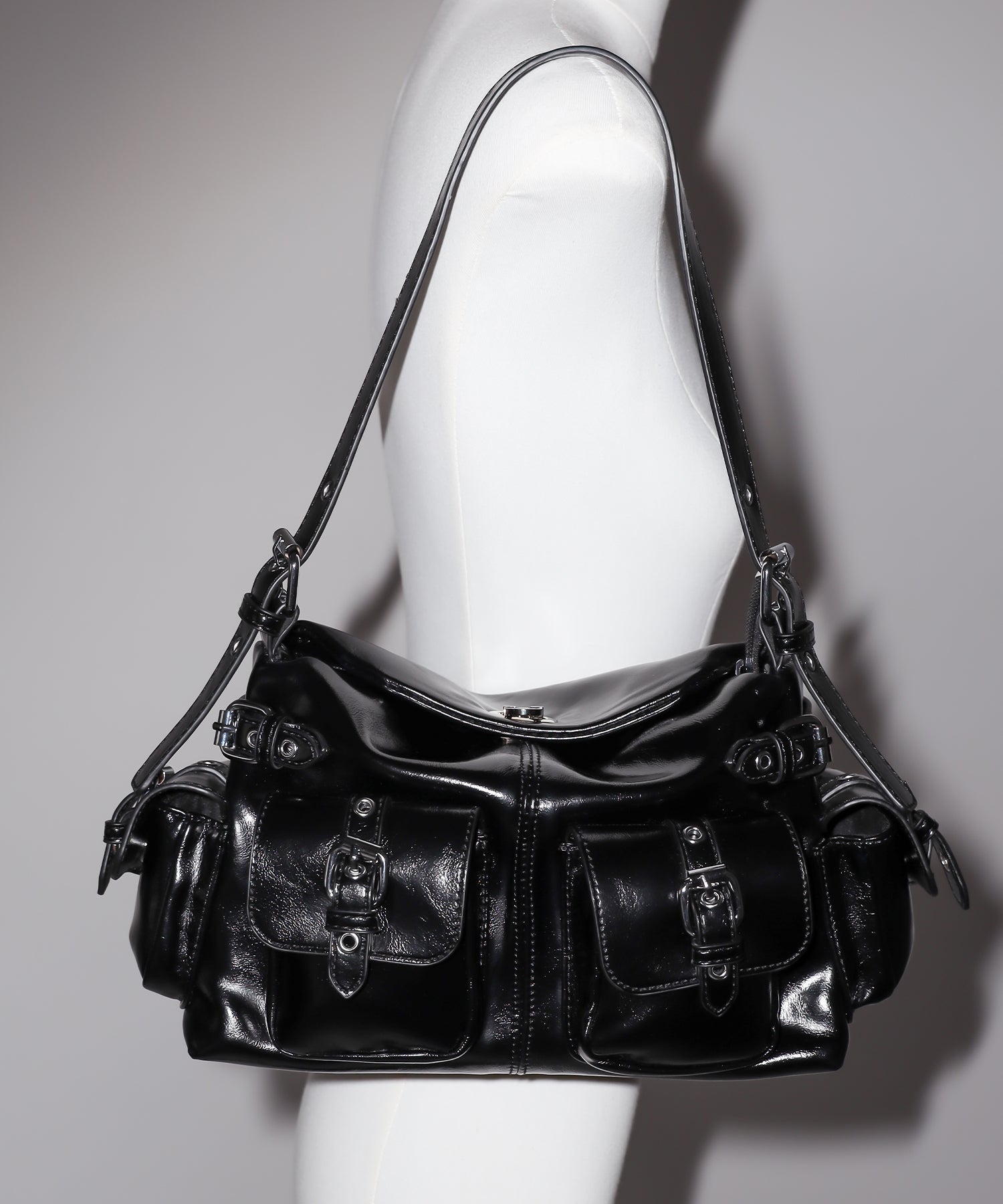【ショルダーにできる2WAY】4バックルポケットワンハンドルショルダーバッグ／4 buckle pocket one handle shoulder bag