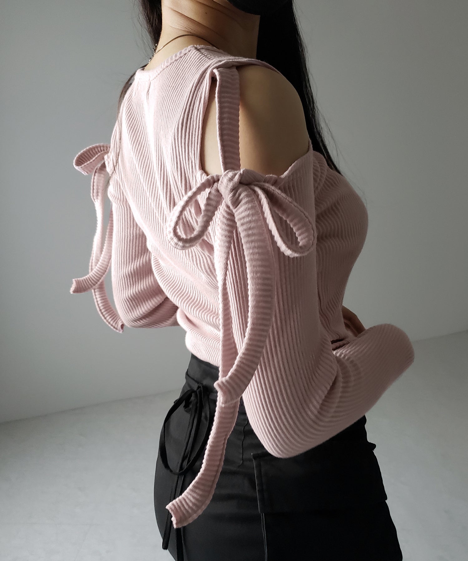 【 ３color 】カットアウトショルダーリボンリブトップス ／ Cut-out shoulder ribbon rib tops