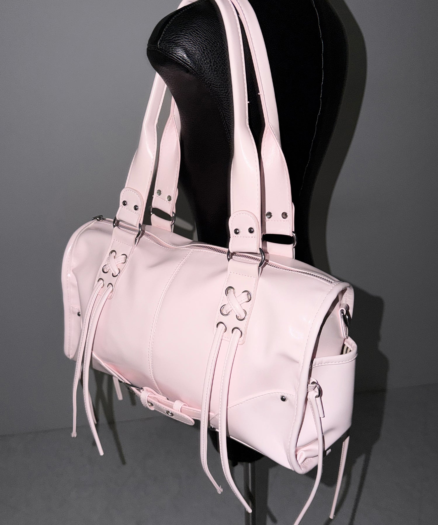 【 ショルダーストラップ付き２WAY 】レースアップベルテッドフリンジボストンショルダーバッグ／lace up belted fringe boston shoulder bag