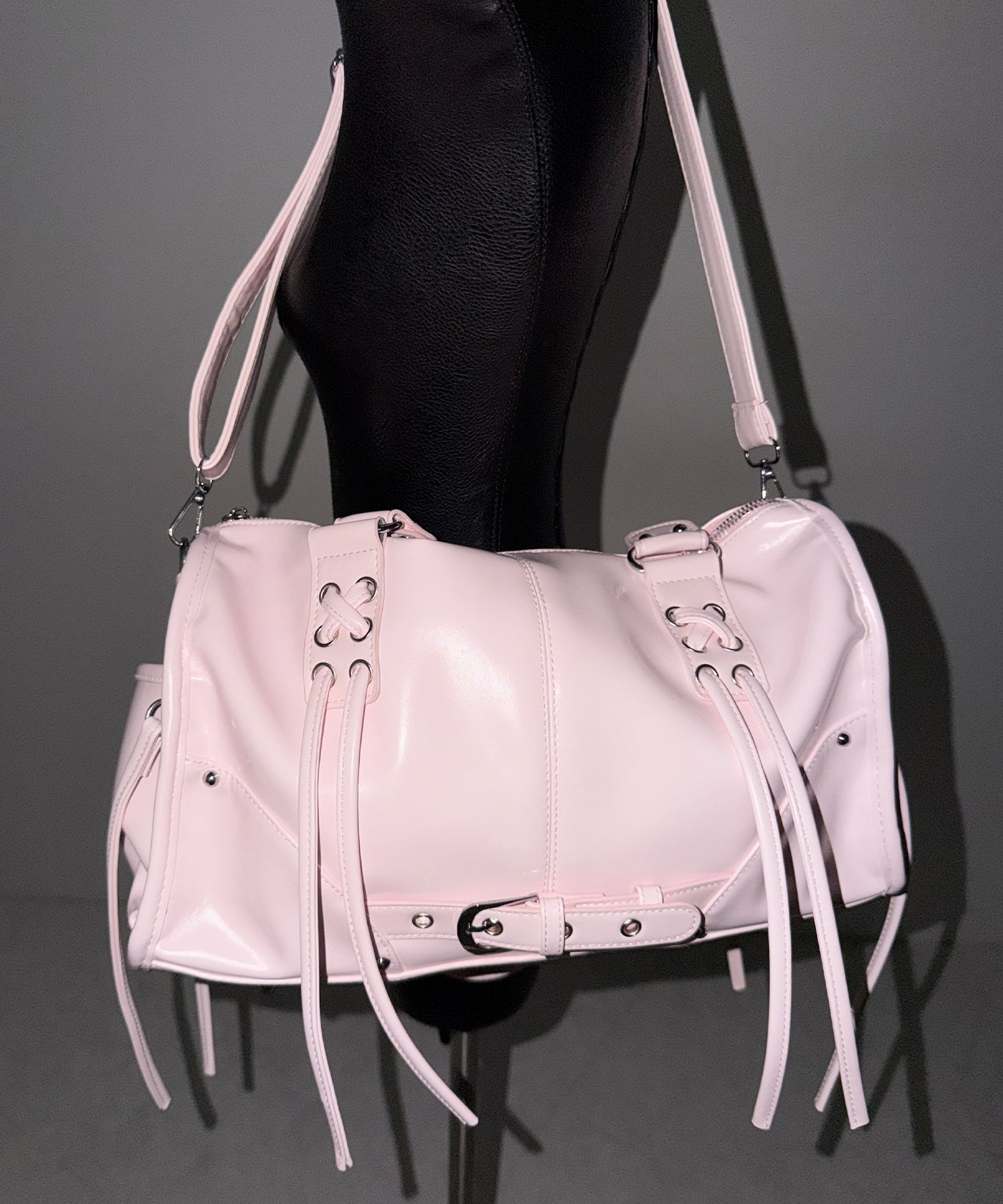 【 ショルダーストラップ付き２WAY 】レースアップベルテッドフリンジボストンショルダーバッグ／lace up belted fringe boston shoulder bag
