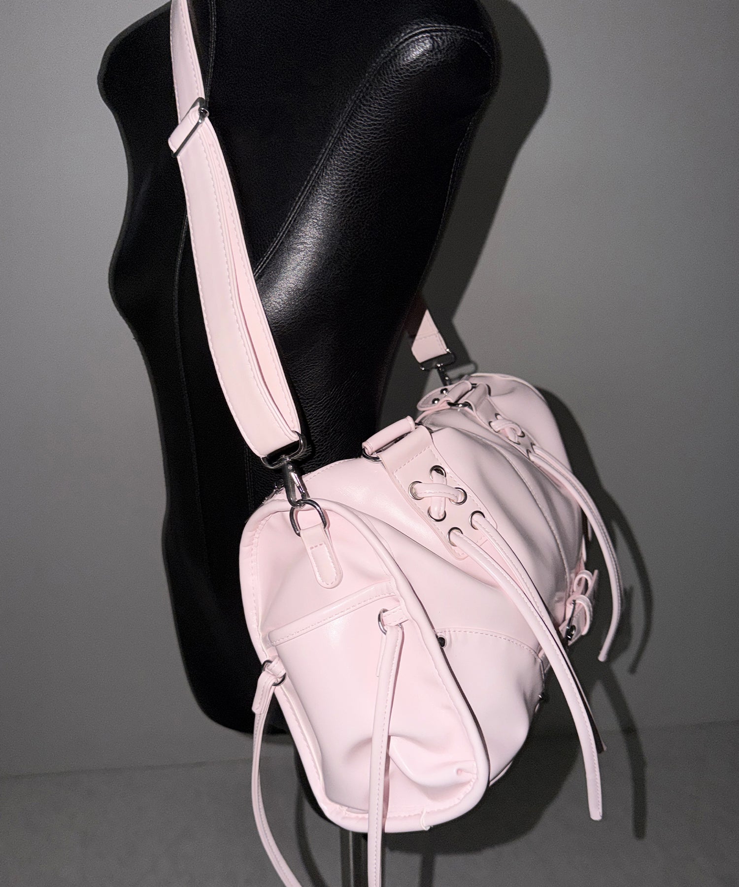 【 ショルダーストラップ付き２WAY 】レースアップベルテッドフリンジボストンショルダーバッグ／lace up belted fringe boston shoulder bag