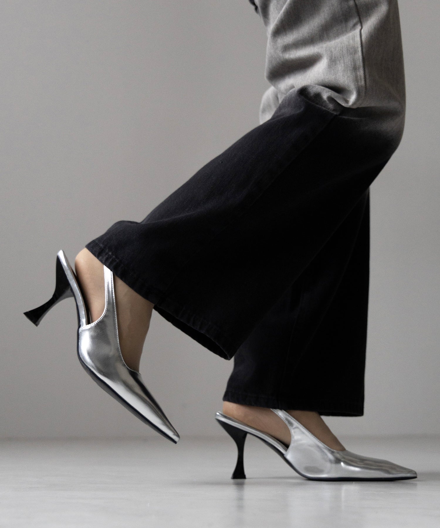 【 ２color 】ポインテッドトゥチャンキーヒールメタリックミュール ／ pointed toe chunky heel metallic mules
