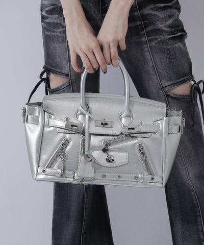 【 ショルダーストラップ付き２WAY 】ベルテッドキーチャームフラップスクエアハンドバッグ ／ ( 2WAY ) belted key charm flap square handbag