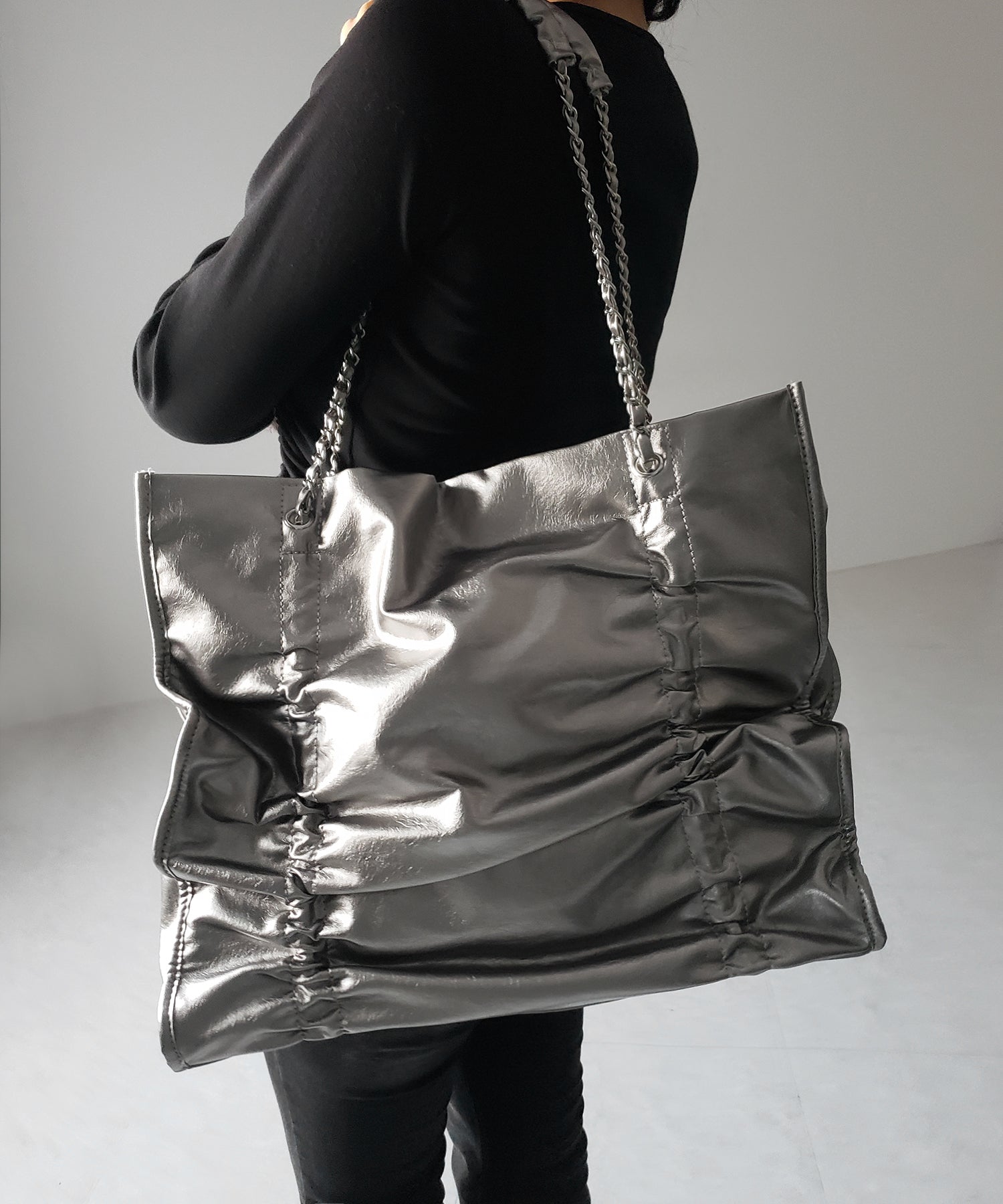 【 ３color ／ A4収納可 】ダブルシャーリングフェイクレザースクエアチェーンバッグ ／ double shirring fake leather square chain bag