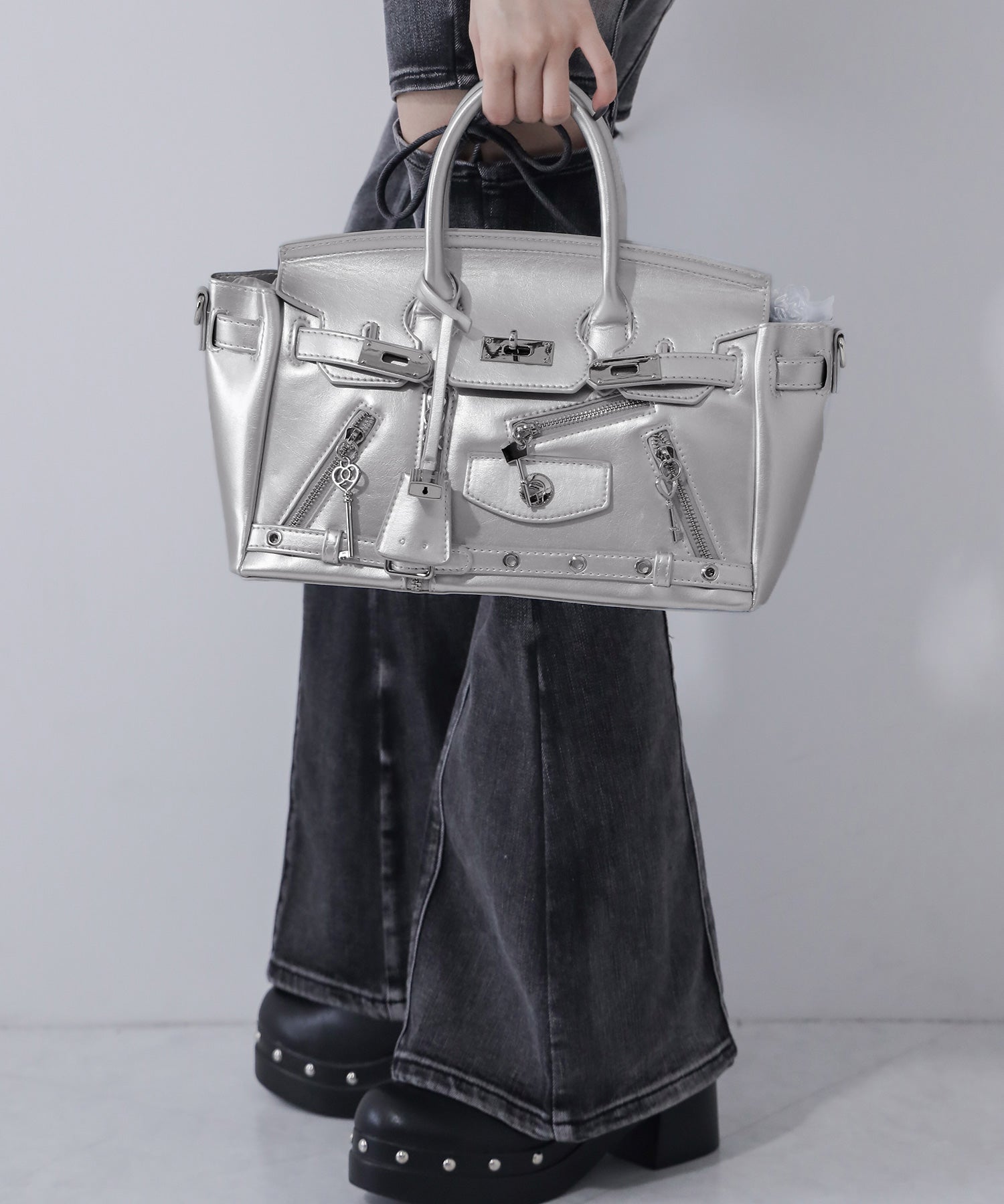 【 ショルダーストラップ付き２WAY 】ベルテッドキーチャームフラップスクエアハンドバッグ ／ ( 2WAY ) belted key charm flap square handbag