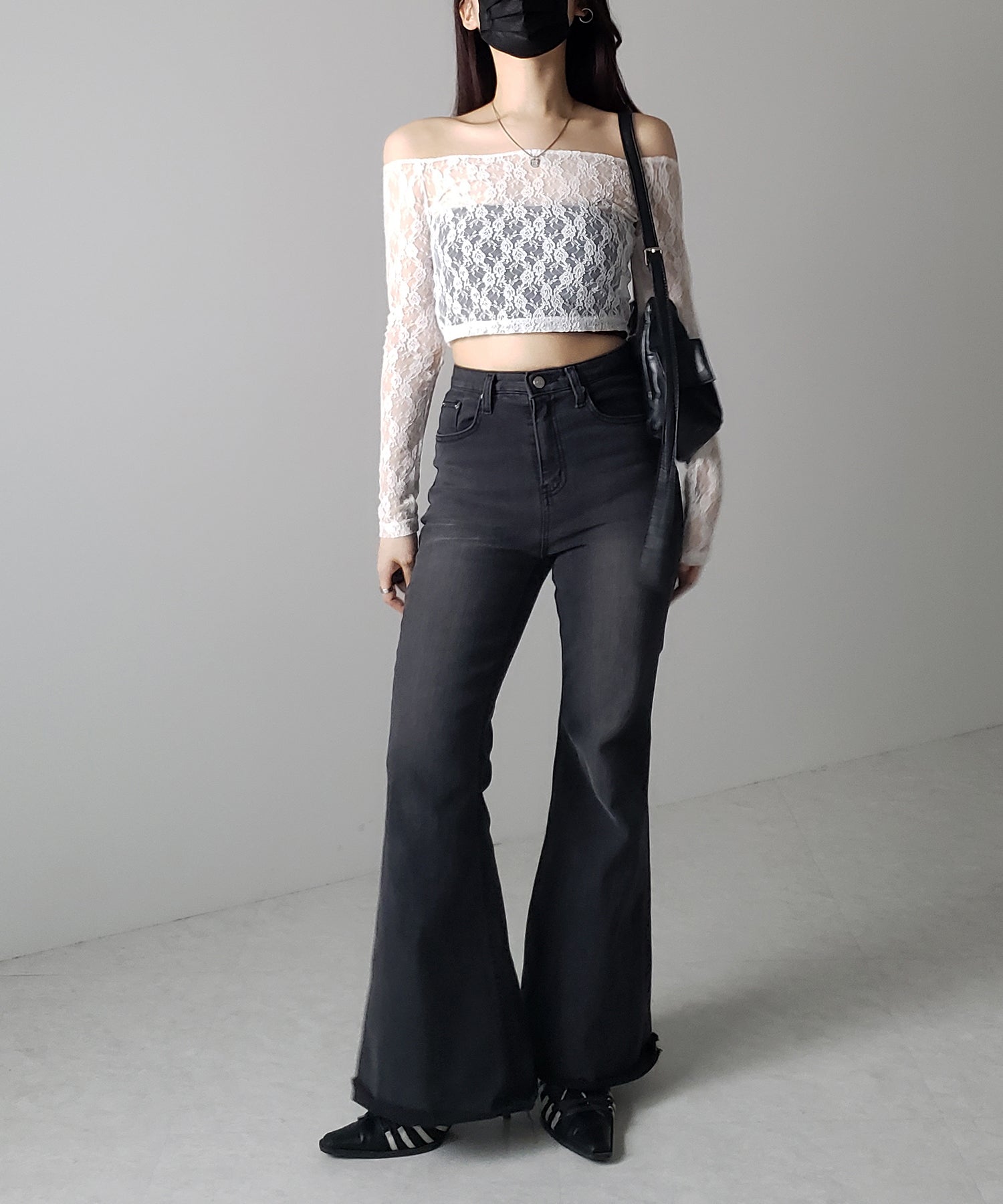 【 ２color 】オフショルショートレーストップス ／ off-shoulder short lace tops