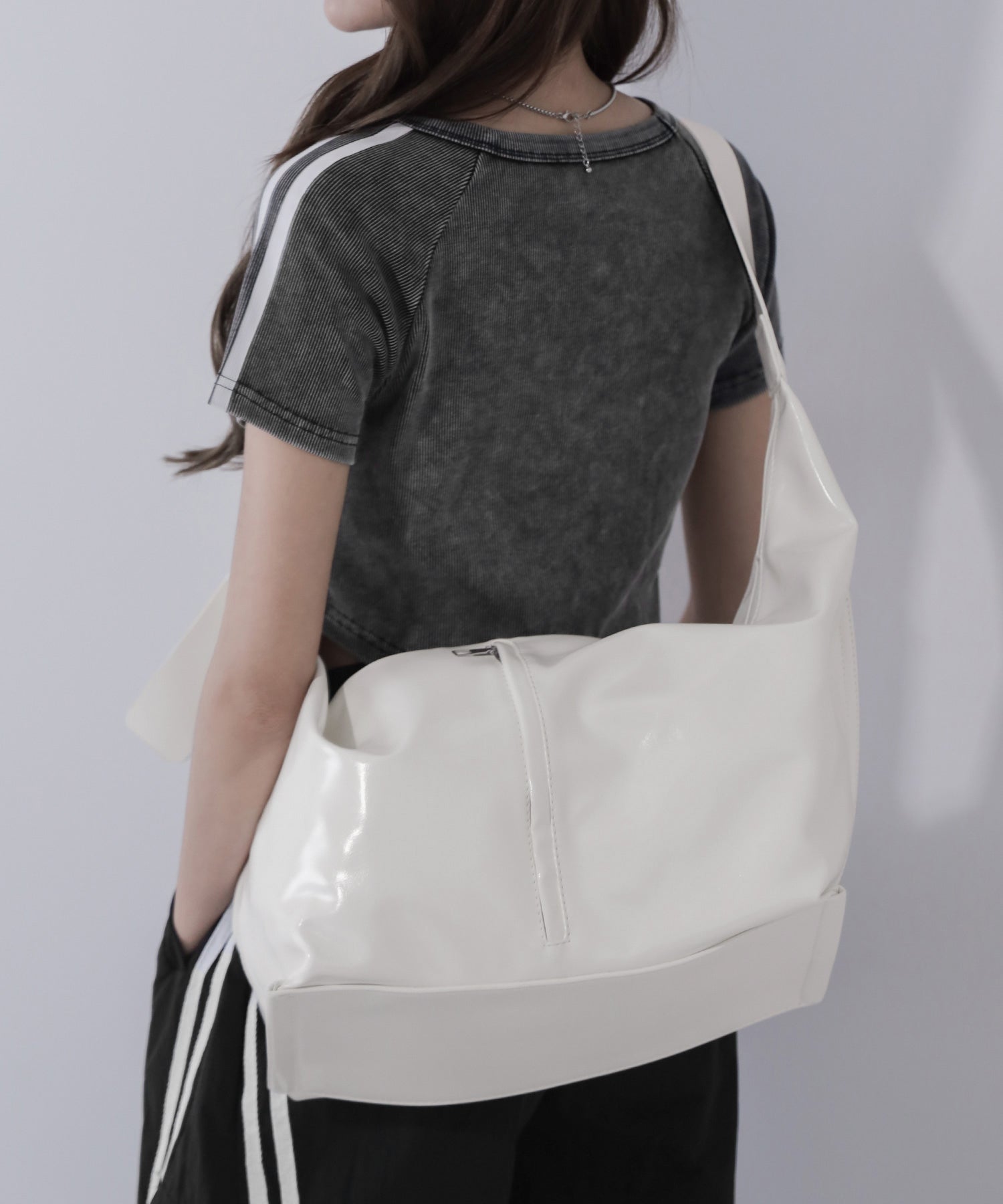 【 大容量 】フェイクレザーワイドストラップビッグショルダーボディバッグ ／fake leather wide strap big shoulder body bag