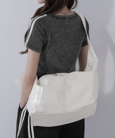 【 大容量 】フェイクレザーワイドストラップビッグショルダーボディバッグ ／fake leather wide strap big shoulder body bag