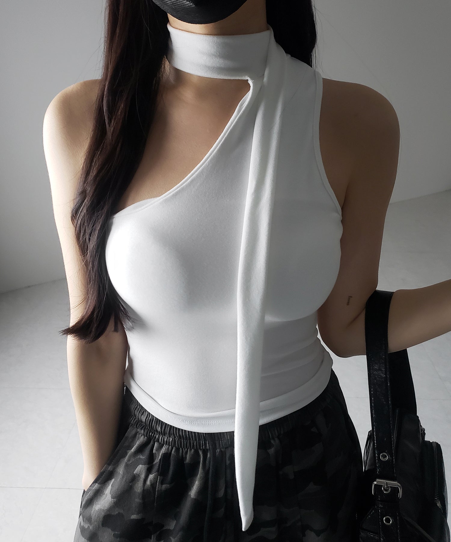 【 ３color ／ カップ付 】チョーカータイアシンメトリーワンショルキャミソール ／ choker tie asymmetry one-shoulder camisole