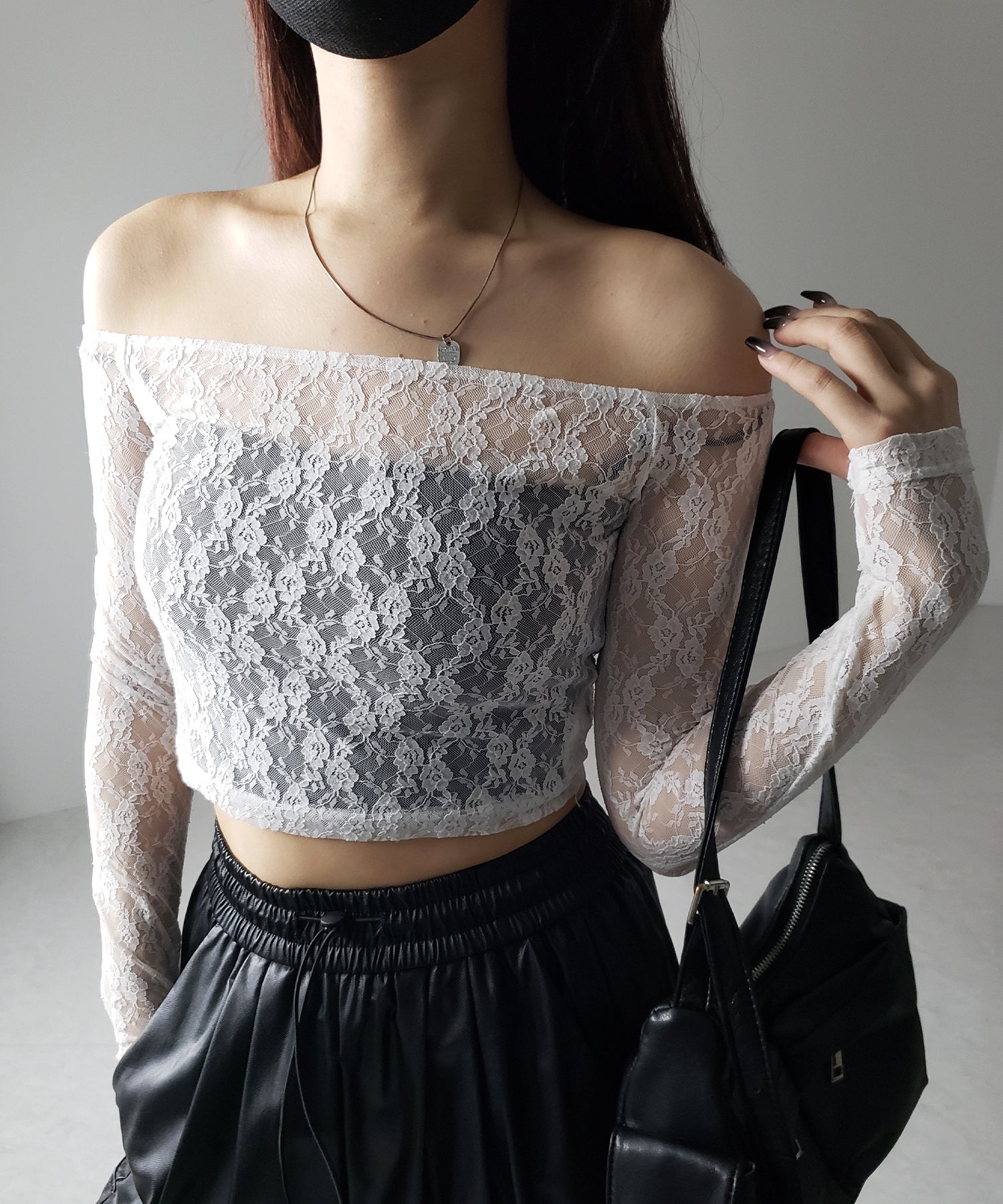 【 ２color 】オフショルショートレーストップス ／ off-shoulder short lace tops