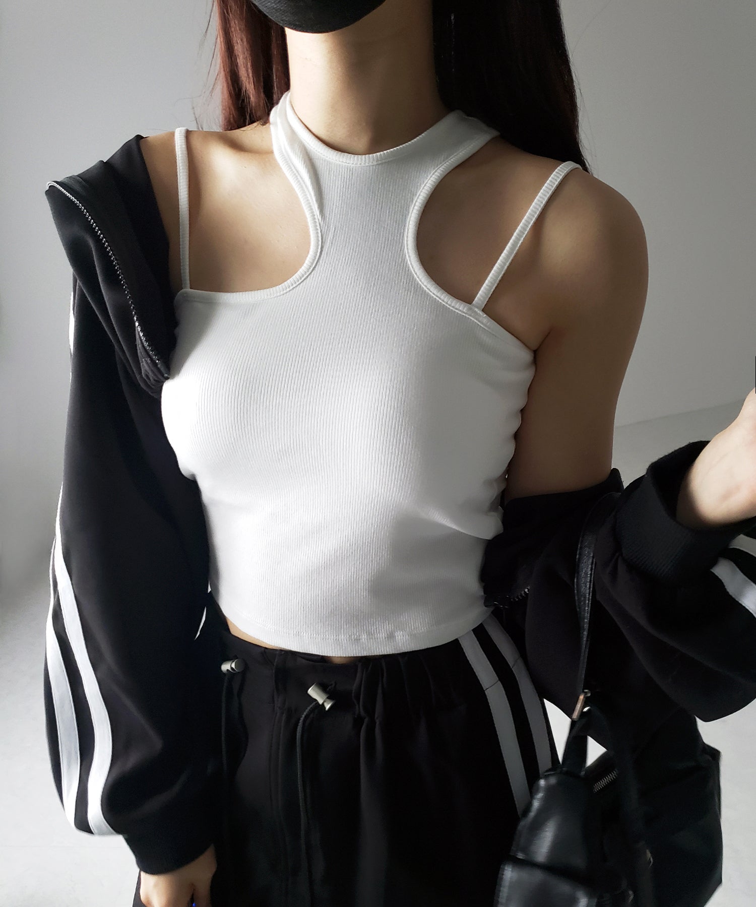 【 カップ付き 】カットアウトストラップクロップドタンクトップ ／ cut out strap cropped tanktop