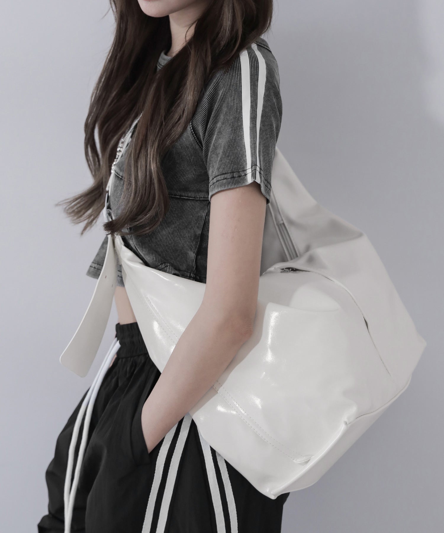 【 大容量 】フェイクレザーワイドストラップビッグショルダーボディバッグ ／fake leather wide strap big shoulder body bag