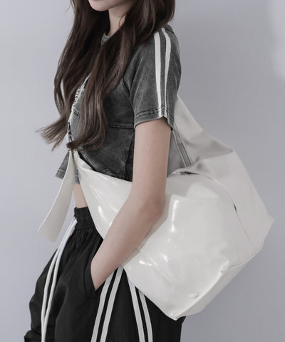 【 大容量 】フェイクレザーワイドストラップビッグショルダーボディバッグ ／fake leather wide strap big shoulder body bag