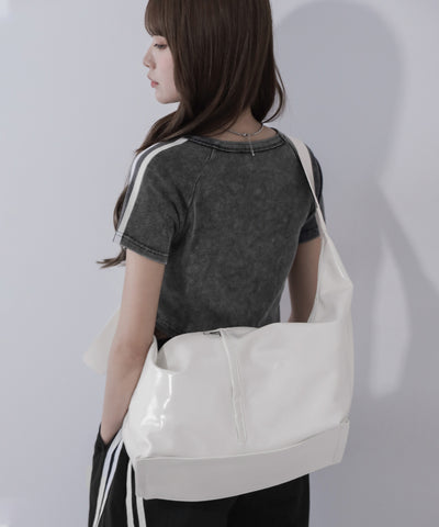 【 大容量 】フェイクレザーワイドストラップビッグショルダーボディバッグ ／fake leather wide strap big shoulder body bag