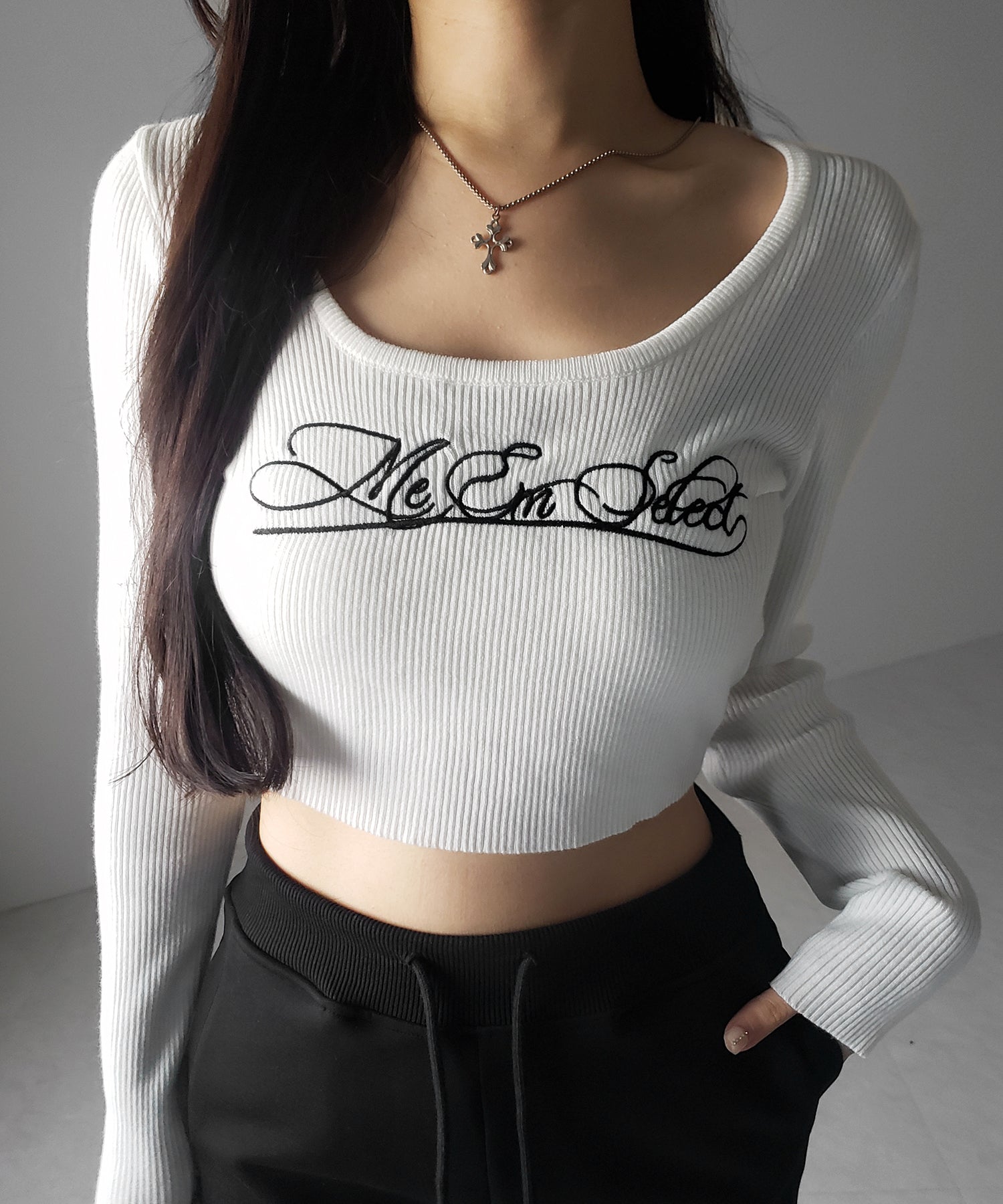 レタリングロゴ刺繍スクエアネックショートリブニットトップス ／ lettering logo embroidery square neck short rib knit tops
