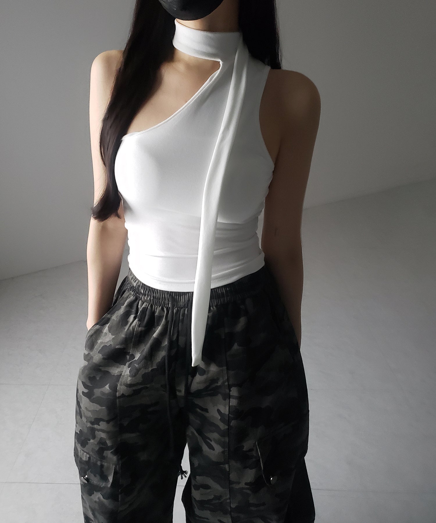 【 ３color ／ カップ付 】チョーカータイアシンメトリーワンショルキャミソール ／ choker tie asymmetry one-shoulder camisole