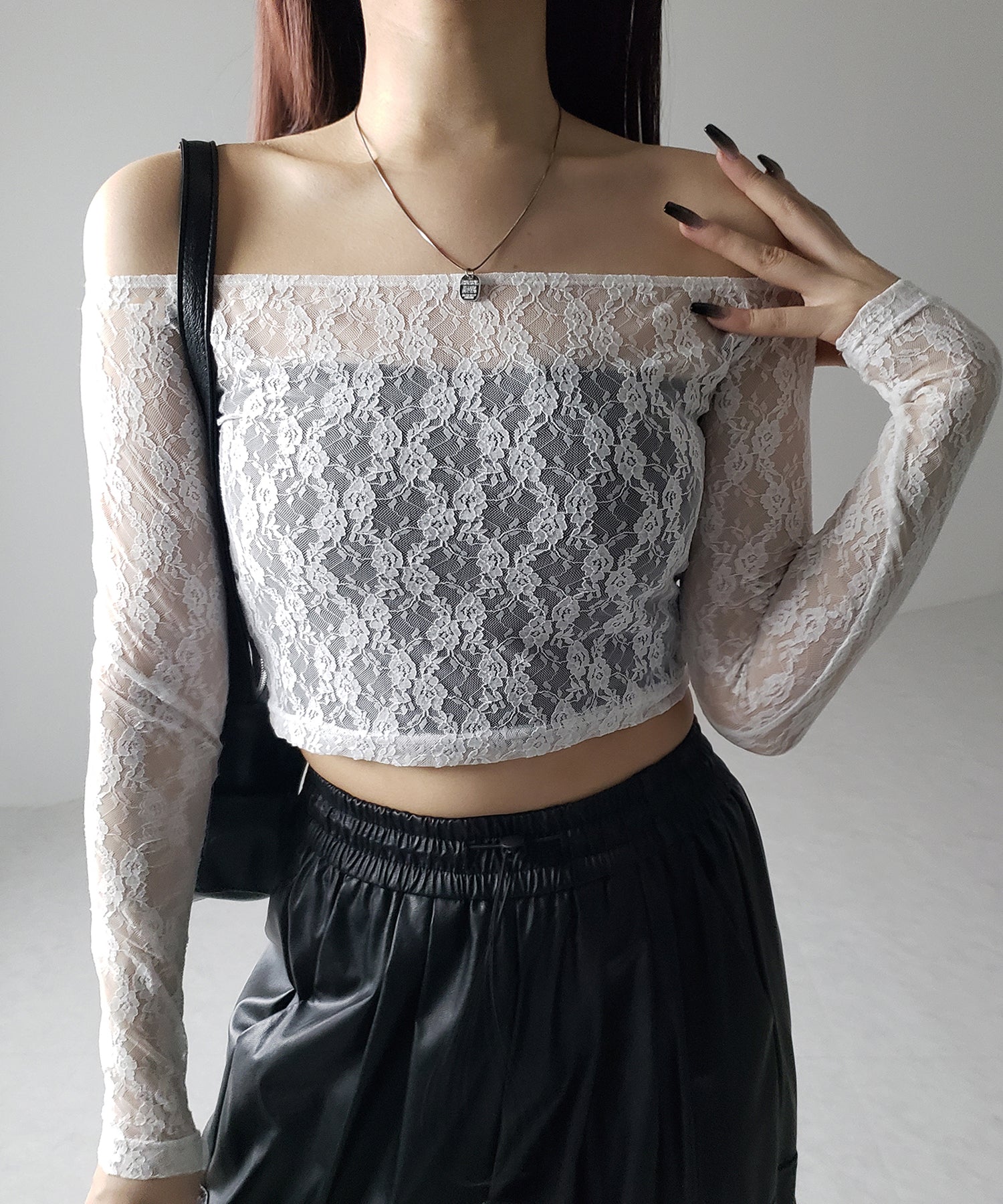 【 ２color 】オフショルショートレーストップス ／ off-shoulder short lace tops