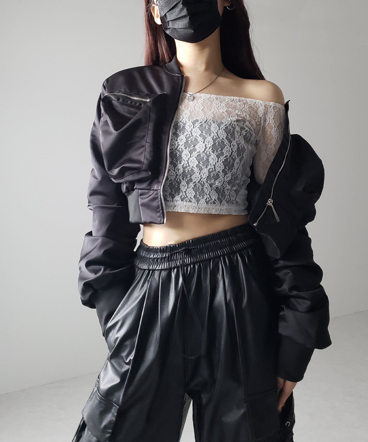 【 ２color 】オフショルショートレーストップス ／ off-shoulder short lace tops