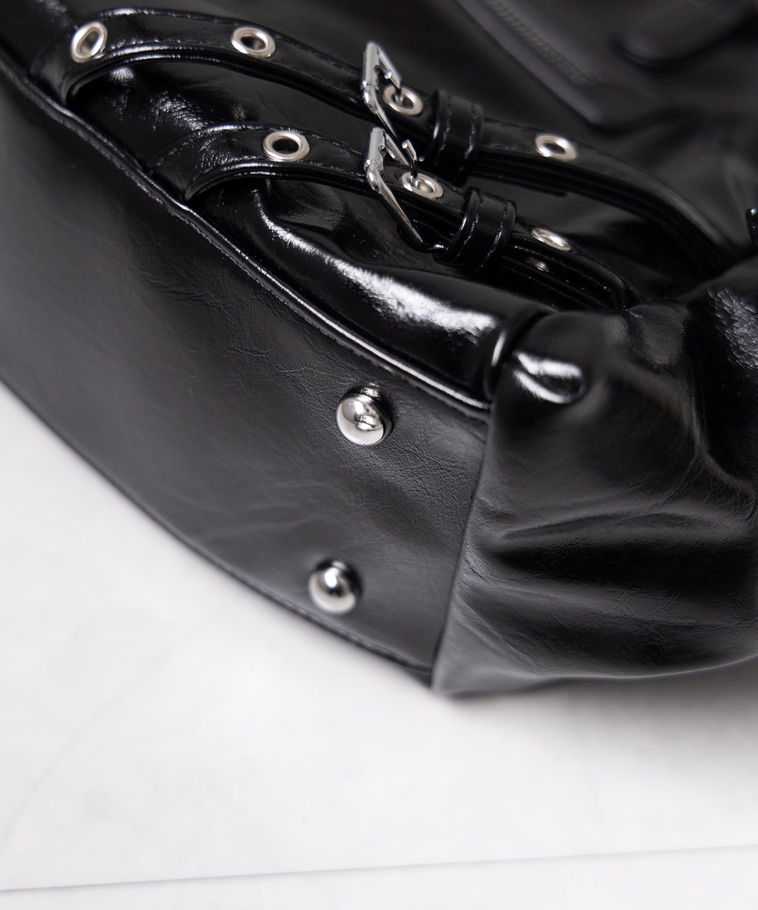 【 ショルダーストラップ付き２WAY 】ベルトデザインスタッズポケットヴィンテージショルダーバッグ ／ ( ２WAY ) belt design studs pocket vintage shoulder bag
