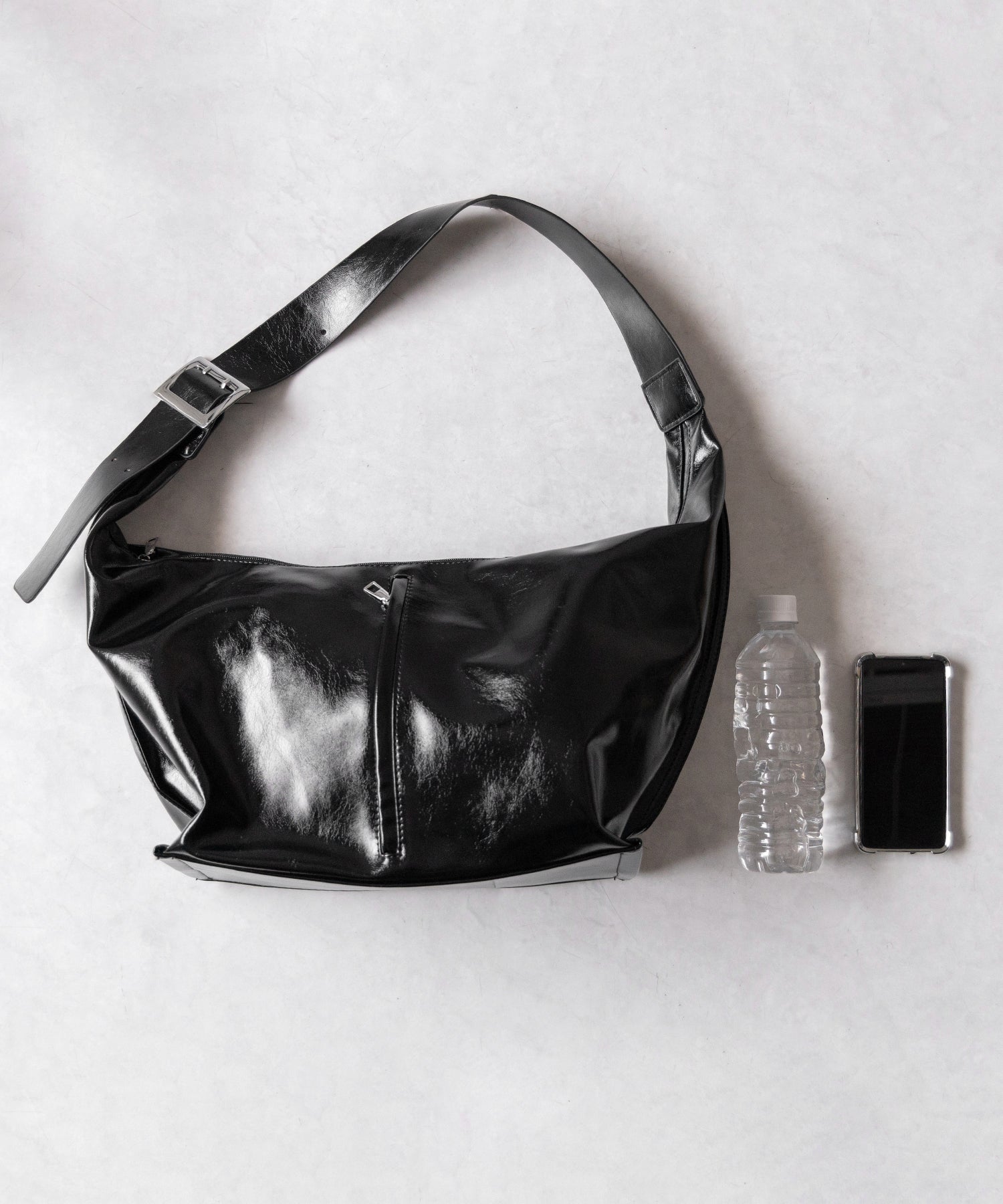 【 大容量 】フェイクレザーワイドストラップビッグショルダーボディバッグ ／fake leather wide strap big shoulder body bag