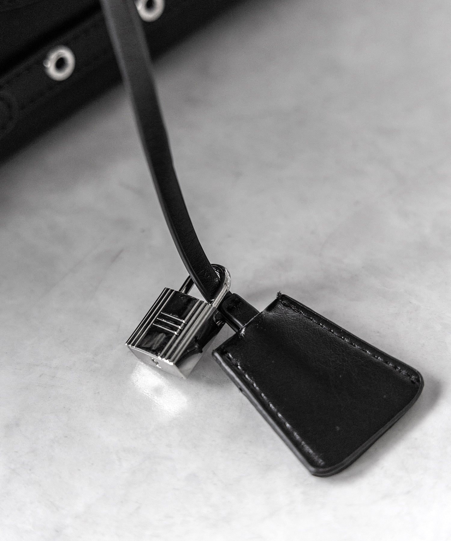 【 ショルダーストラップ付き２WAY 】ベルテッドキーチャームフラップスクエアハンドバッグ ／ ( 2WAY ) belted key charm flap square handbag