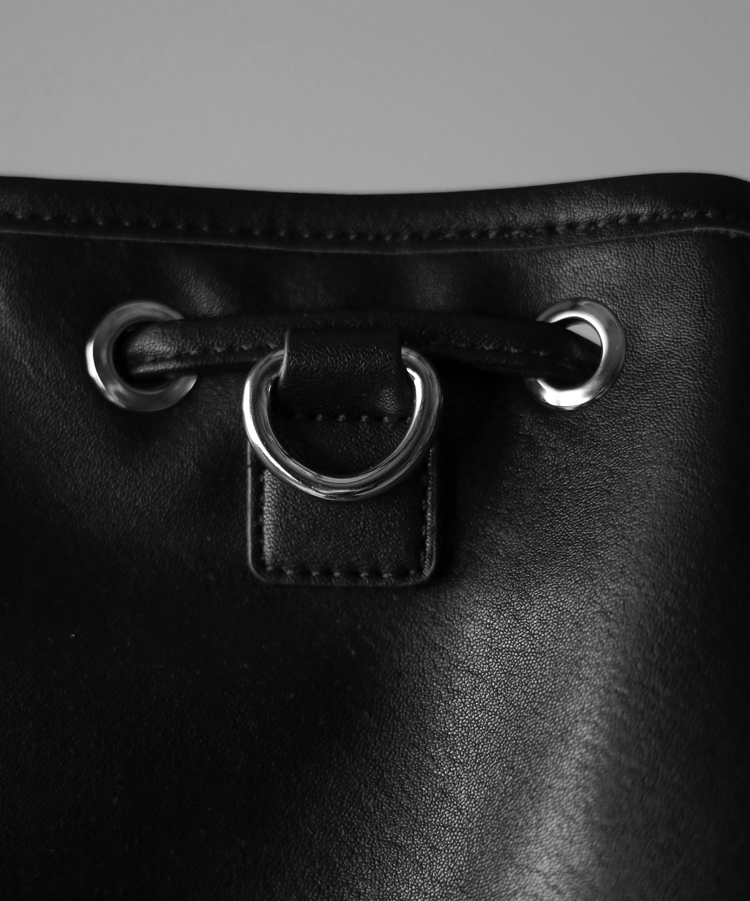 【 ２WAY 】ダブルジップアウトポケットフェイクレザー巾着ショルダーバッグ ／ ( 2WAY ) double zip out pocket fake leather drawstring shoulder bag