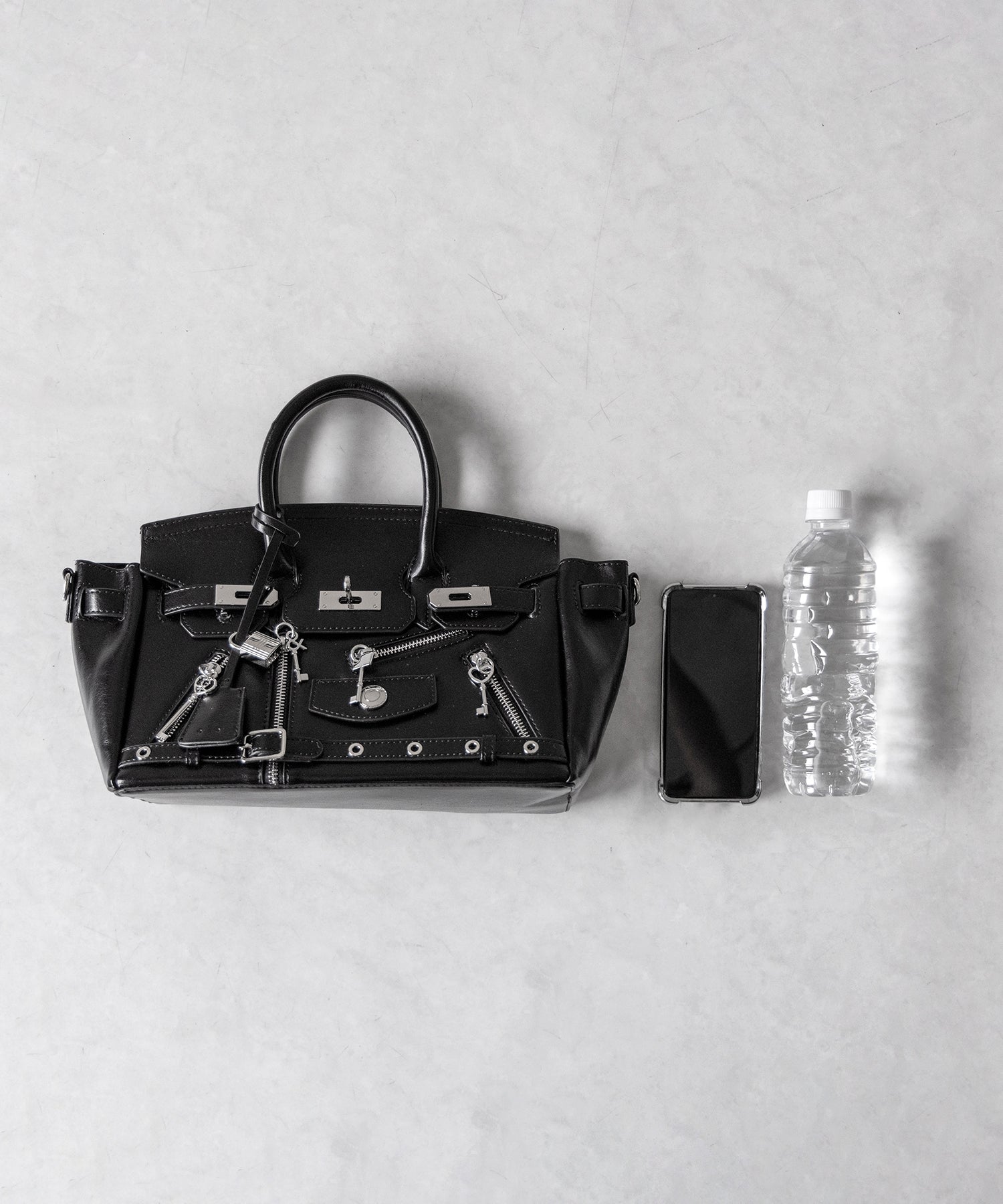 【 ショルダーストラップ付き２WAY 】ベルテッドキーチャームフラップスクエアハンドバッグ ／ ( 2WAY ) belted key charm flap square handbag