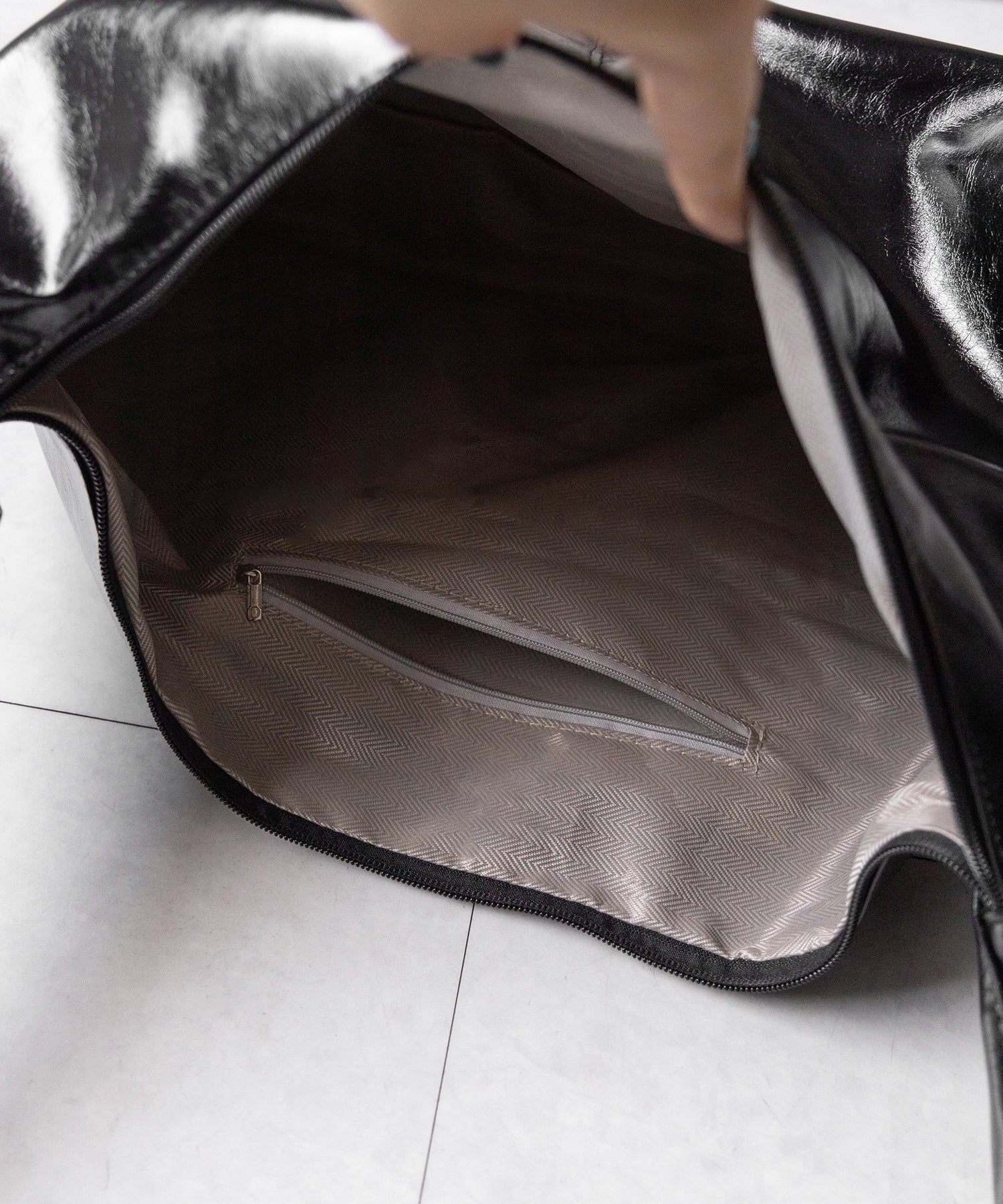 【 大容量 】フェイクレザーワイドストラップビッグショルダーボディバッグ ／fake leather wide strap big shoulder body bag