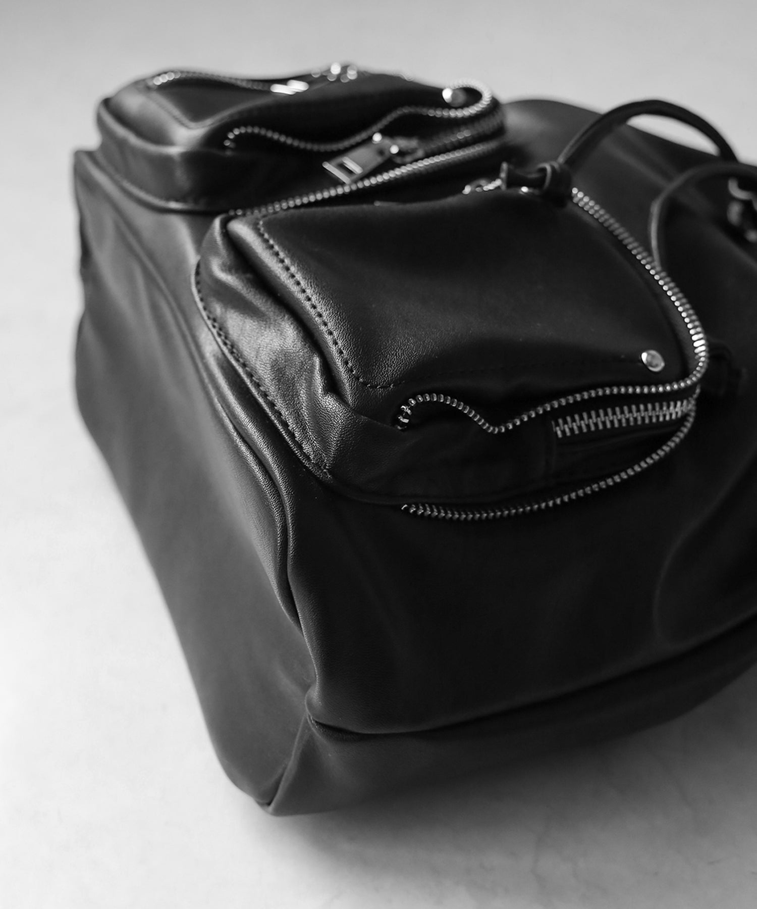 【 ２WAY 】ダブルジップアウトポケットフェイクレザー巾着ショルダーバッグ ／ ( 2WAY ) double zip out pocket fake leather drawstring shoulder bag