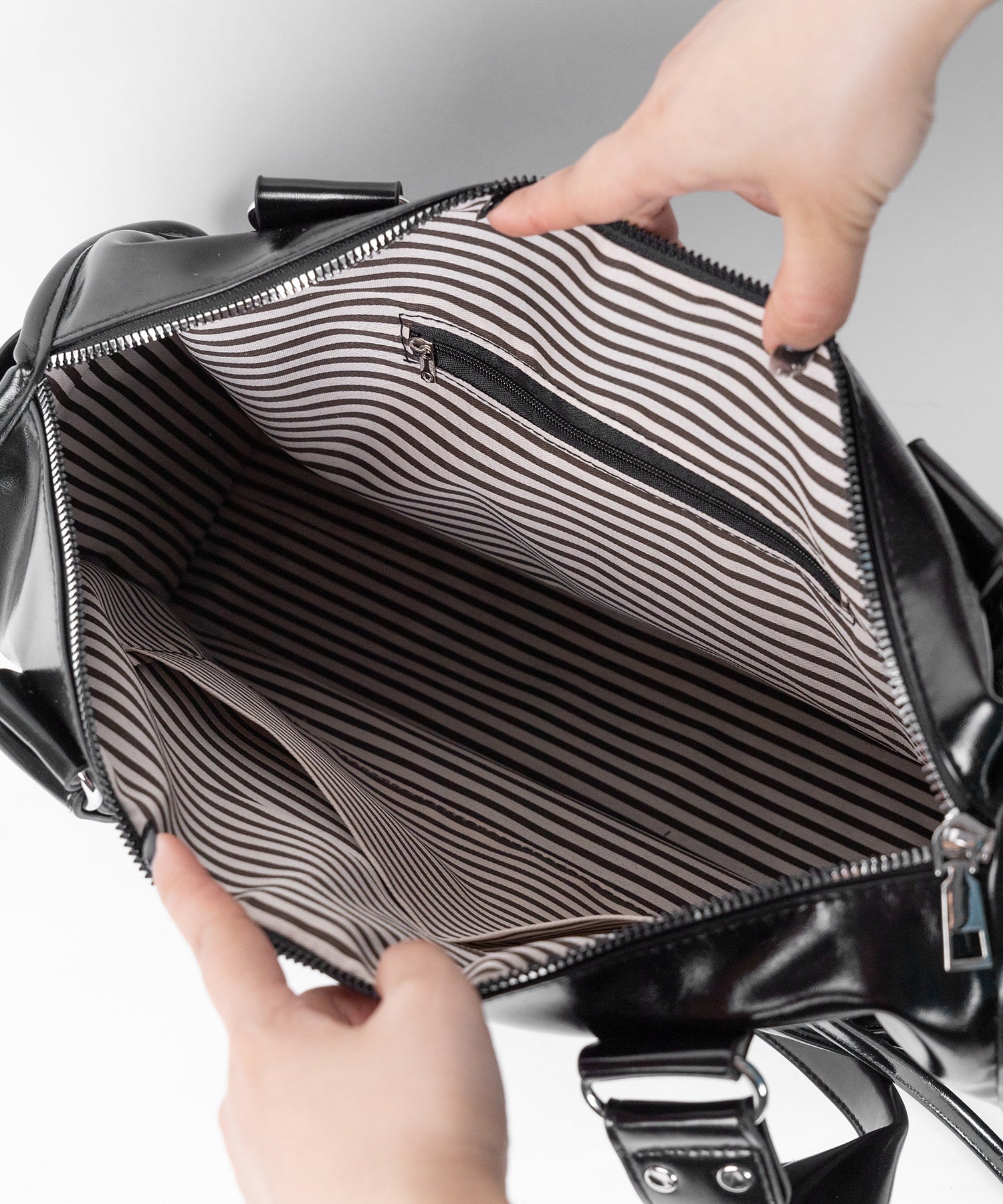 【 ショルダーストラップ付き２WAY 】レースアップベルテッドフリンジボストンショルダーバッグ／lace up belted fringe boston shoulder bag