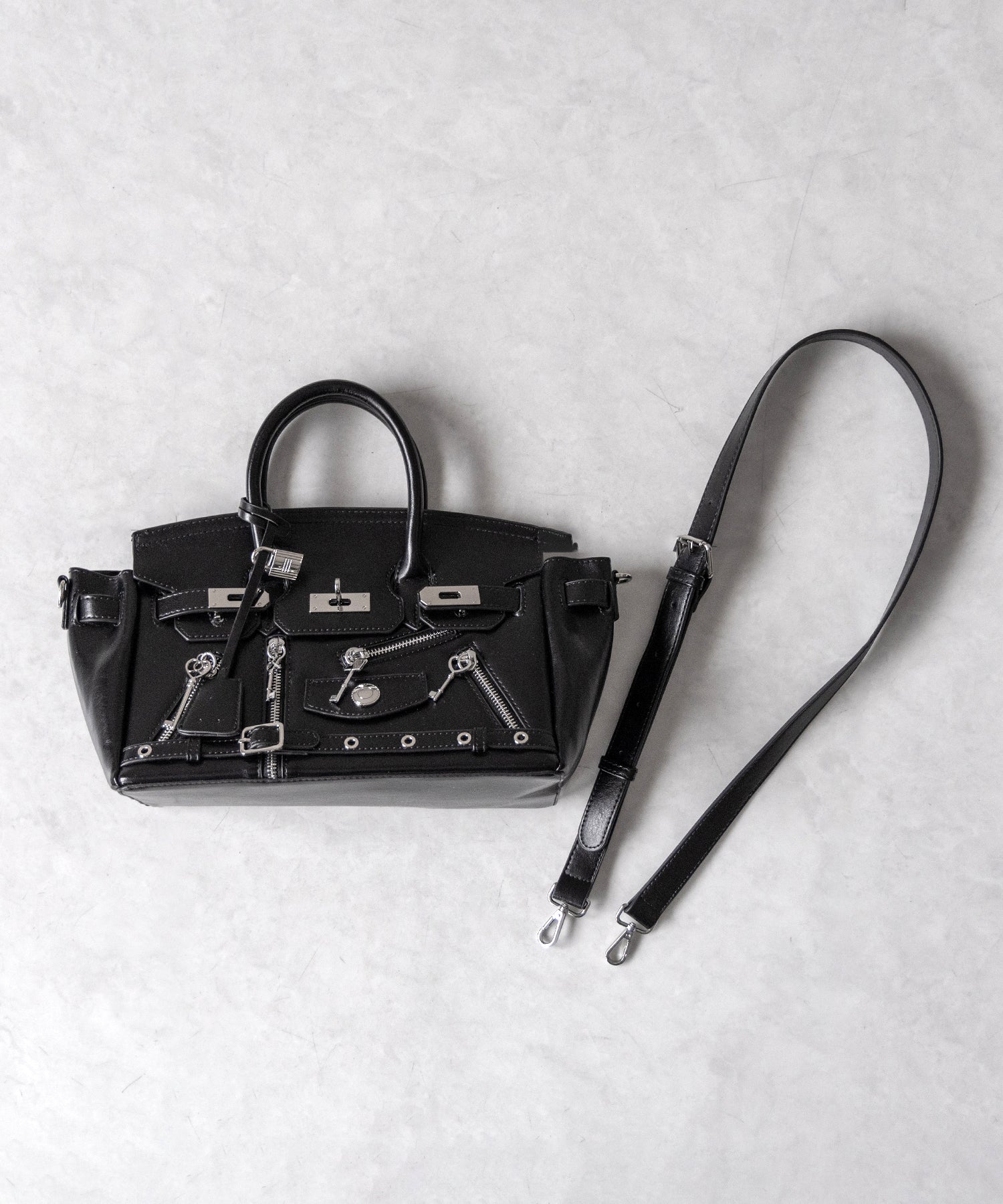【 ショルダーストラップ付き２WAY 】ベルテッドキーチャームフラップスクエアハンドバッグ ／ ( 2WAY ) belted key charm flap square handbag
