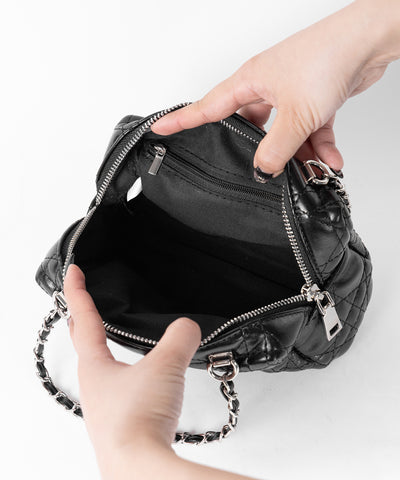 【 ショルダーストラップ付き２WAY 】キルティングスクエアチェーンショルダーミニバッグ / 2WAY quilted square chain shoulder mini bag