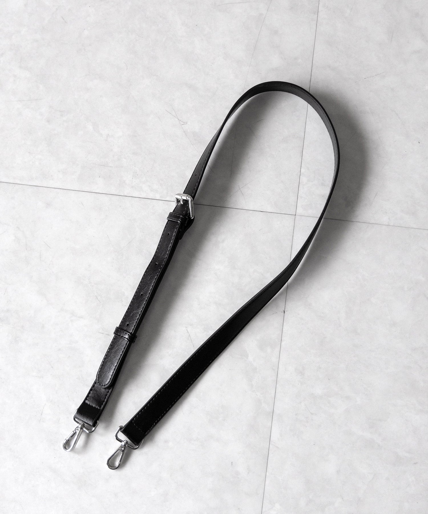 【 ショルダーストラップ付き２WAY 】ベルテッドキーチャームフラップスクエアハンドバッグ ／ ( 2WAY ) belted key charm flap square handbag