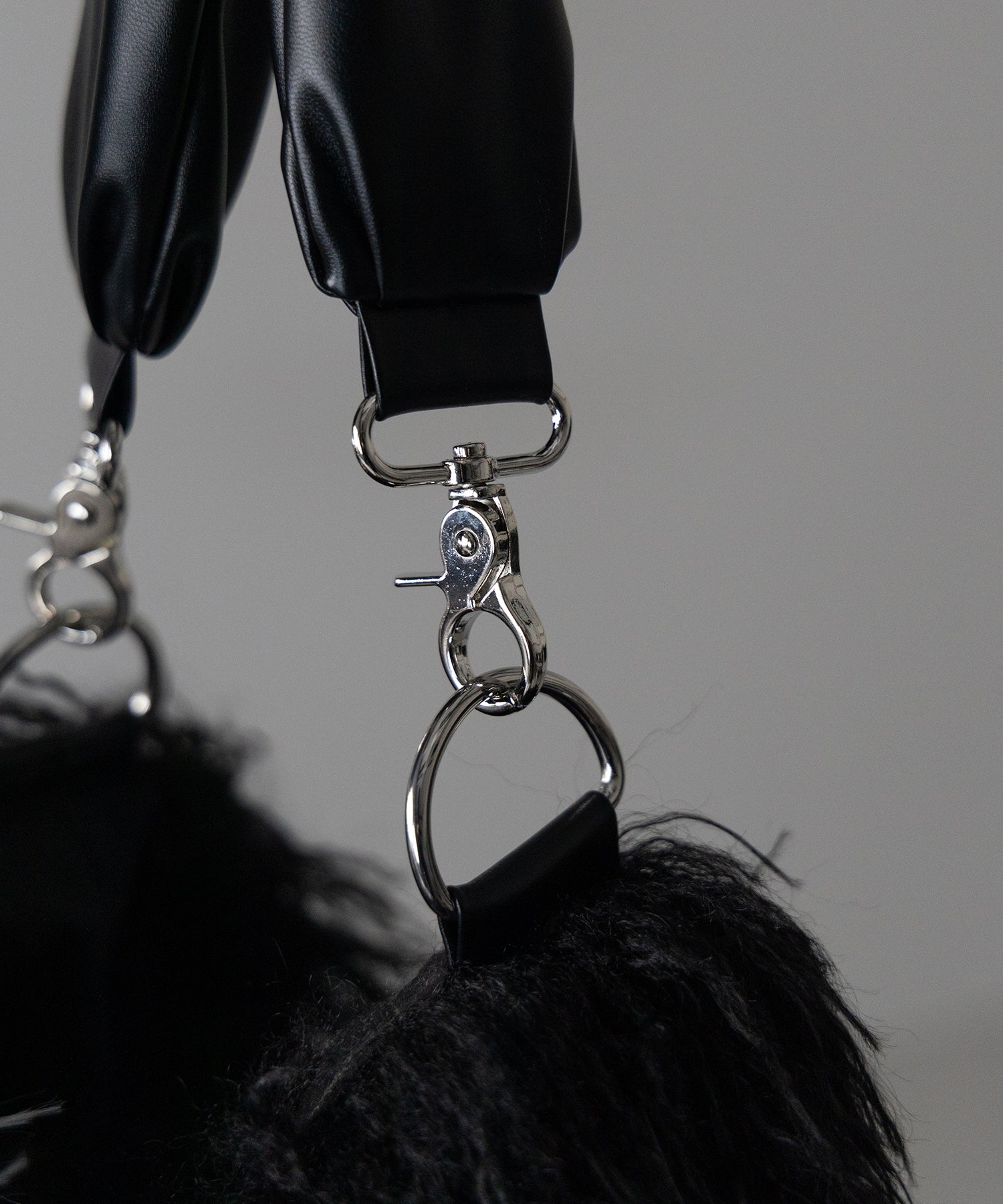 【 ショルダーストラップ付き２WAY 】バイカラーシャギーファーショルダーバッグ ／ bicolor shaggy fur shoulder bag