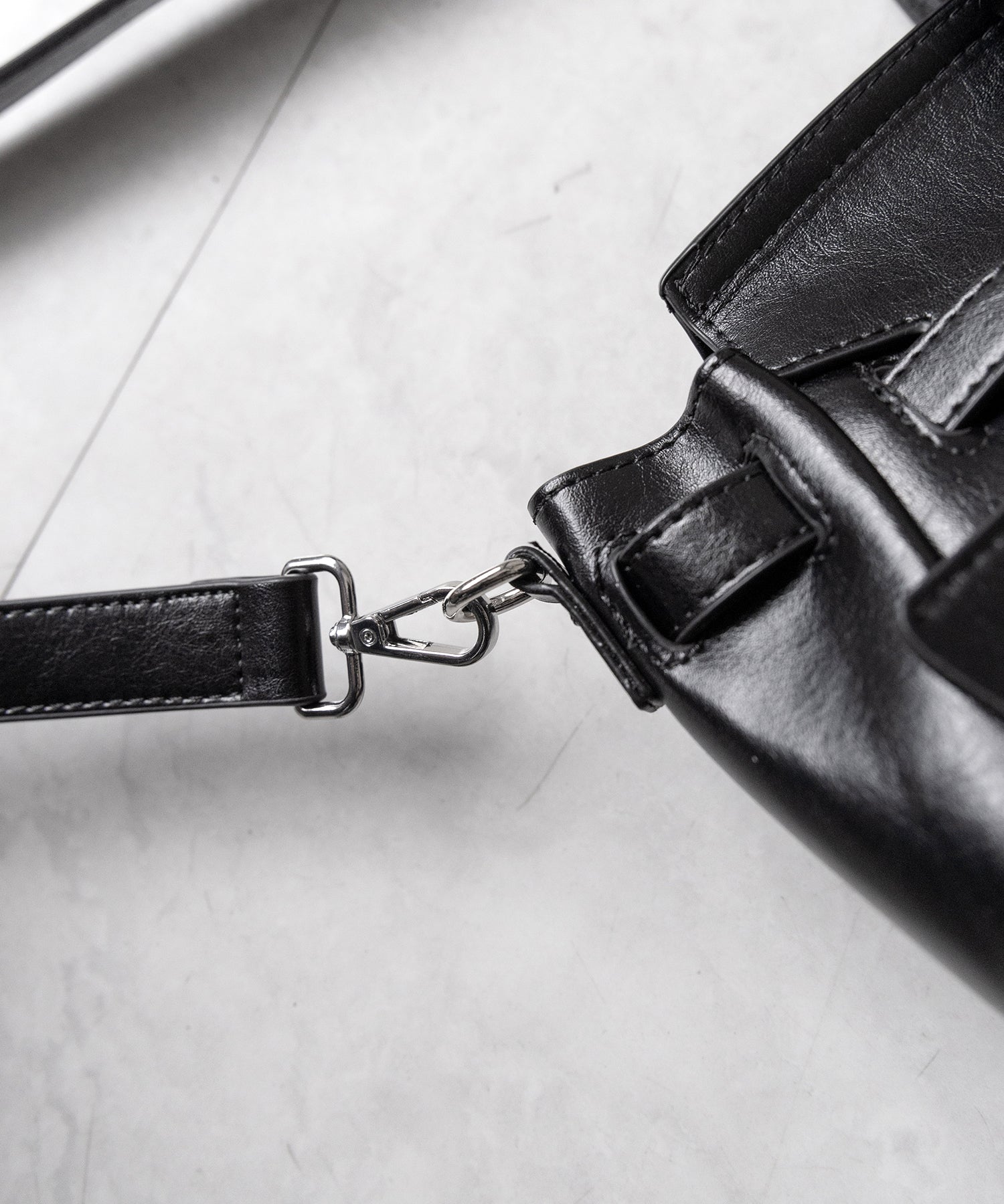【 ショルダーストラップ付き２WAY 】ベルテッドキーチャームフラップスクエアハンドバッグ ／ ( 2WAY ) belted key charm flap square handbag