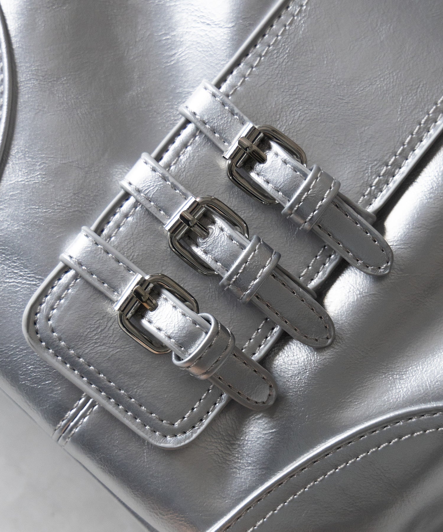 【 ３color 】ベルテッドフェイクレザーショルダーバッグ ／ belted fake leather shoulder bag