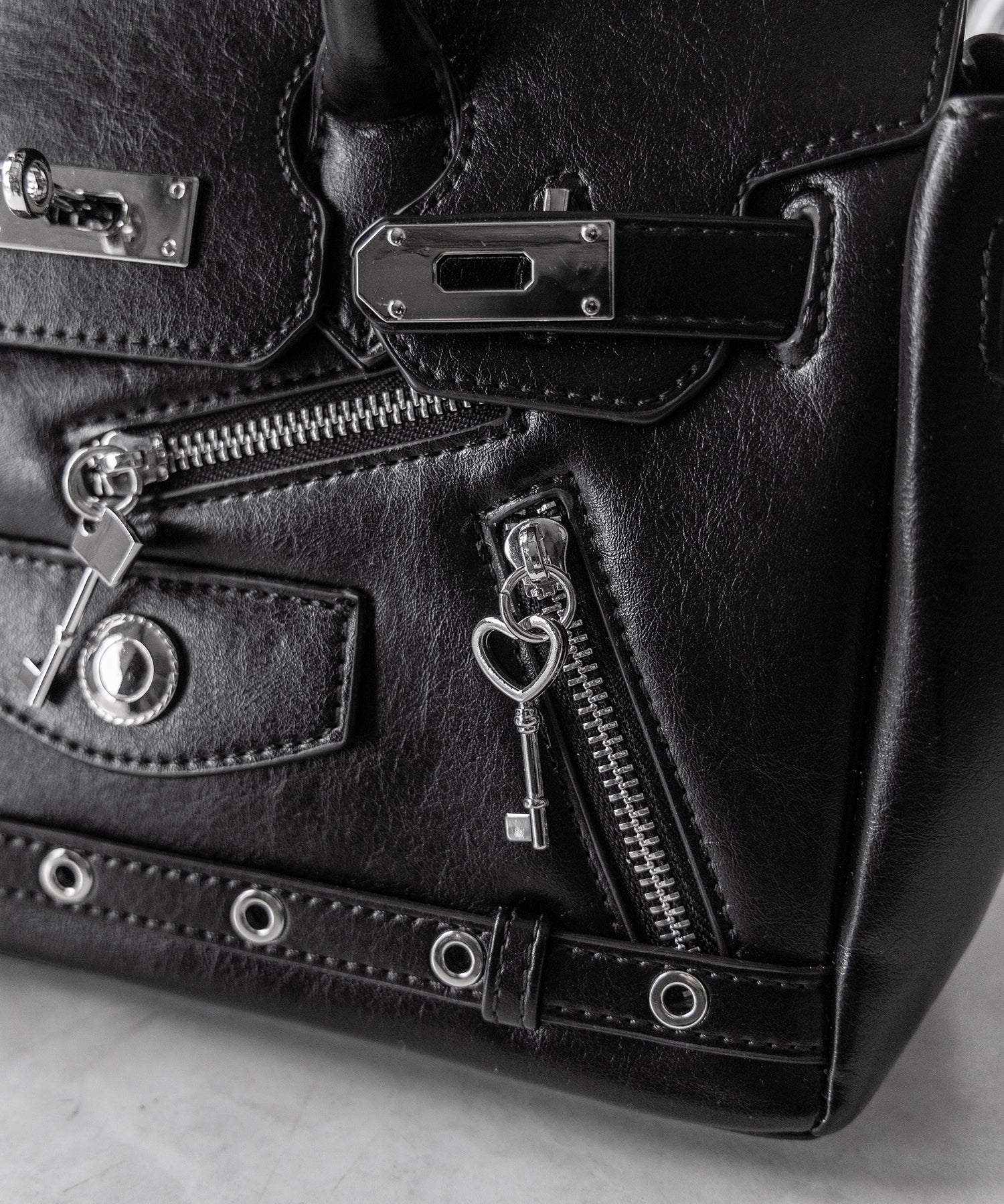 【 ショルダーストラップ付き２WAY 】ベルテッドキーチャームフラップスクエアハンドバッグ ／ ( 2WAY ) belted key charm flap square handbag