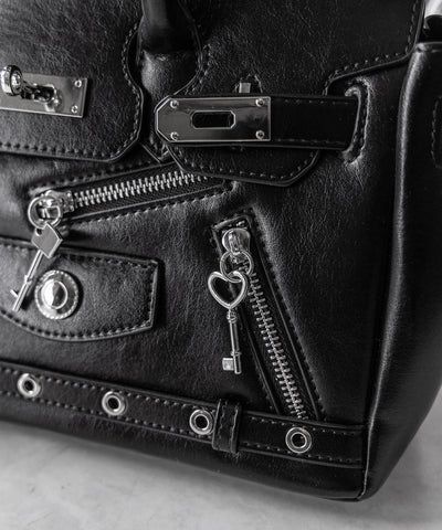 【 ショルダーストラップ付き２WAY 】ベルテッドキーチャームフラップスクエアハンドバッグ ／ ( 2WAY ) belted key charm flap square handbag