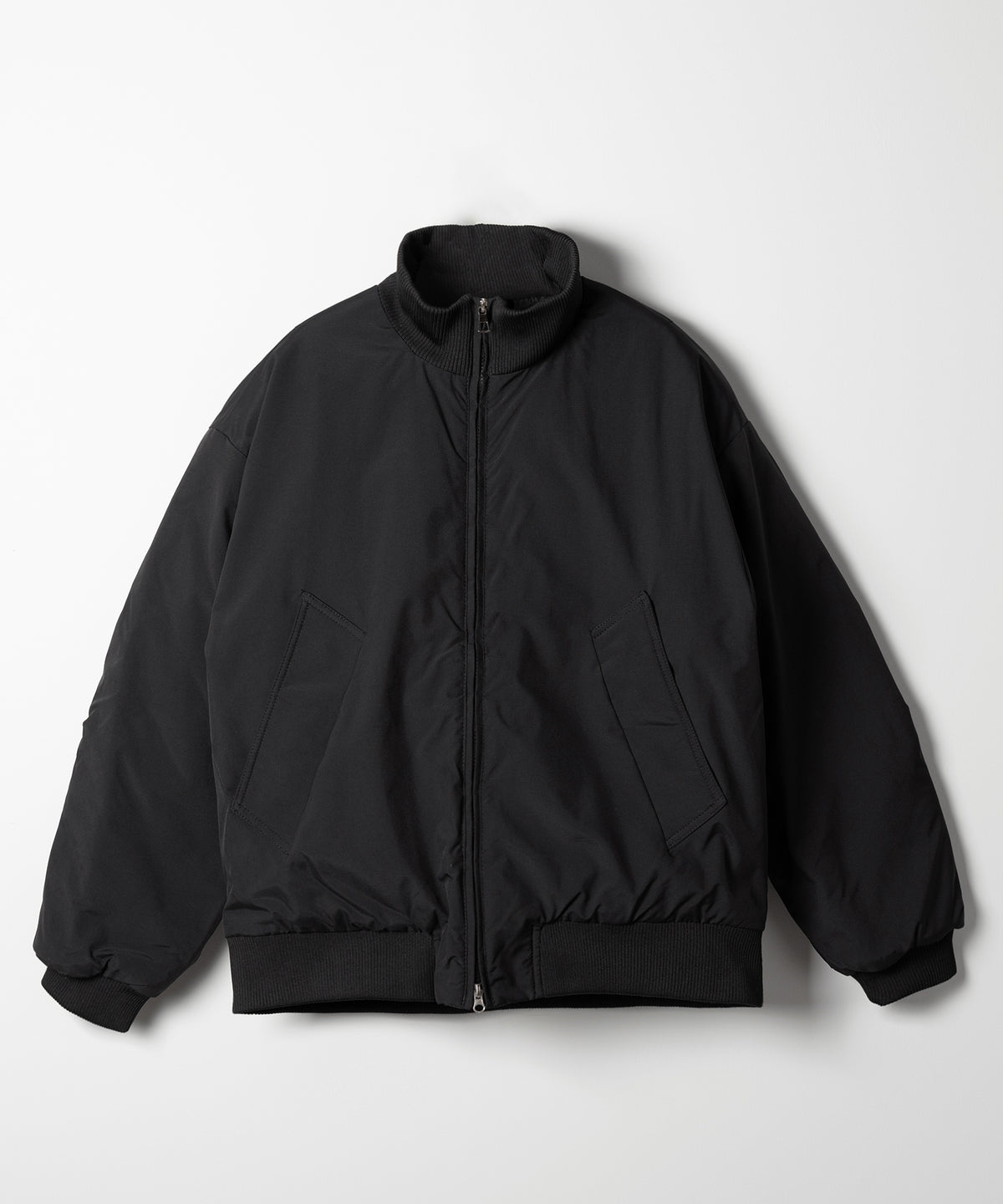 ダブルジップスタンドカラー中綿オーバーブルゾン ／ Double-zip stand-collar padded overblouson
