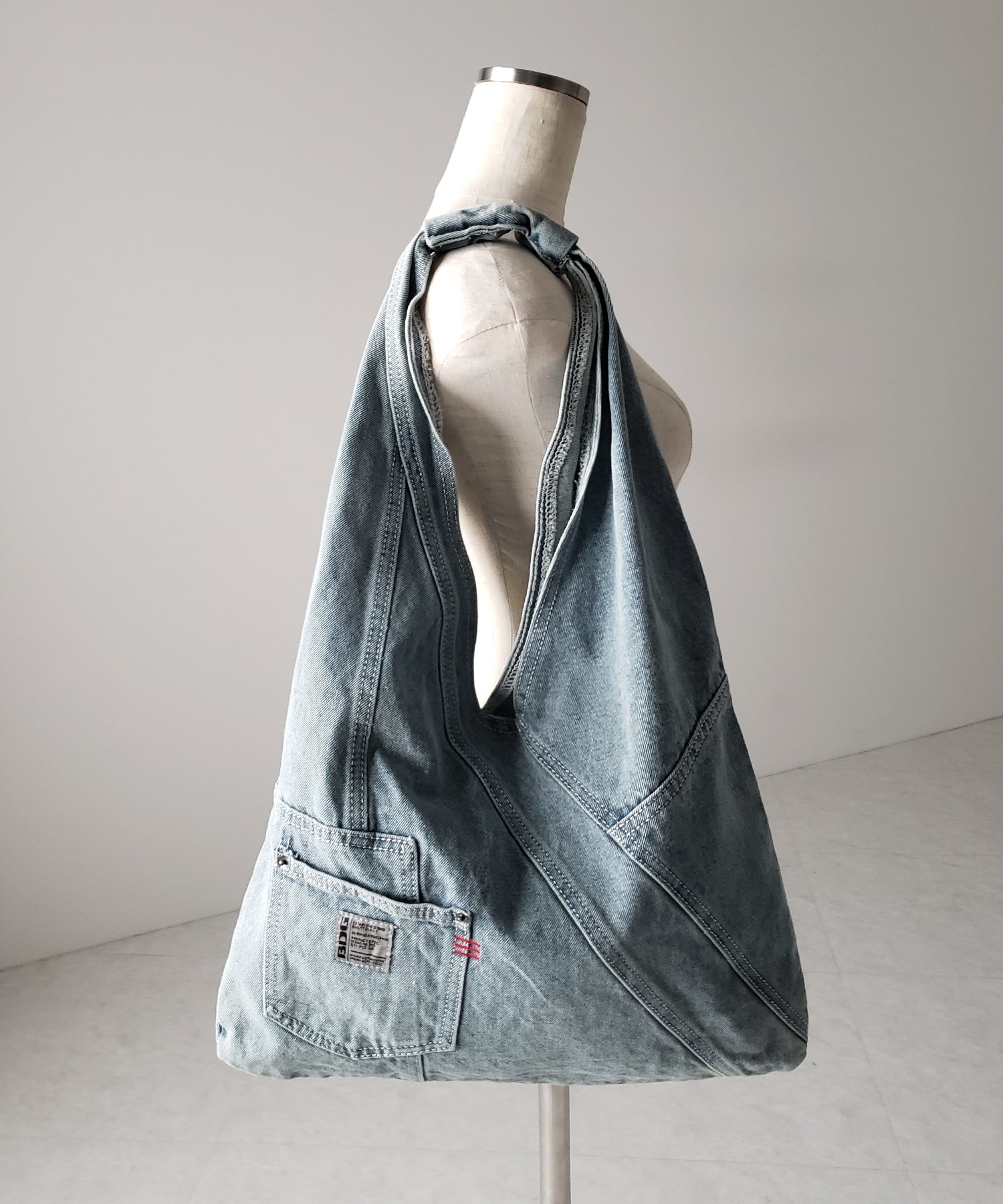 【 ２color 】リメイクウォッシュトライアングルデニムショルダーバッグ ／ remade wash triangle denim shoulder bag