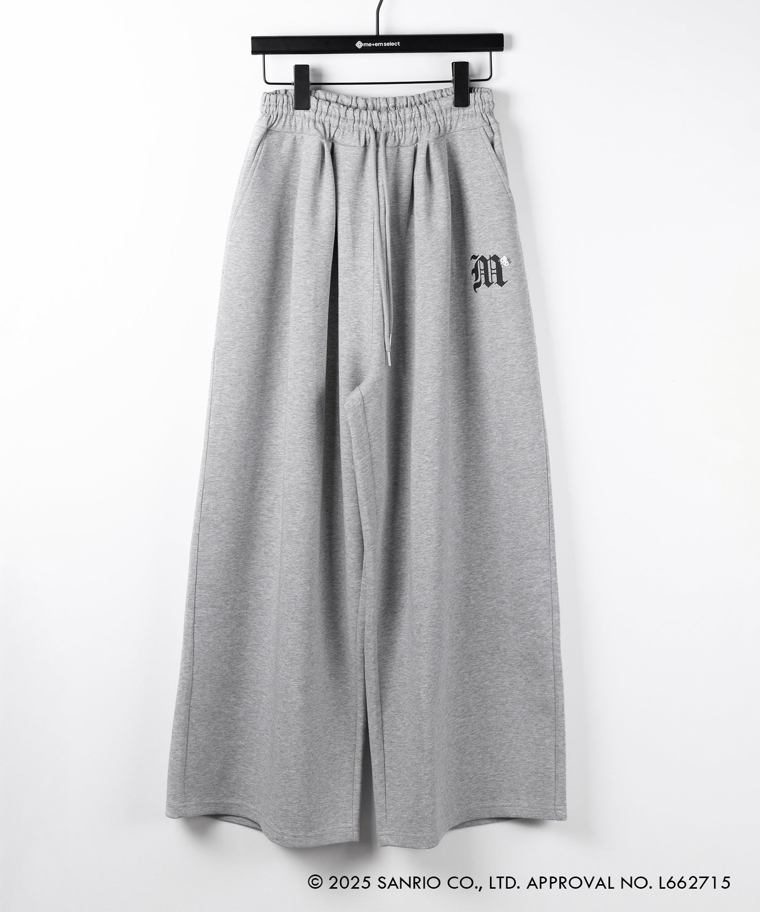 【 HELLO KITTY × me+em select 】ハローキティM LOGO ワイドスウェットパンツ ／ Hello Kitty M Logo wide sweatpants 【 セットアップ着用可能 】