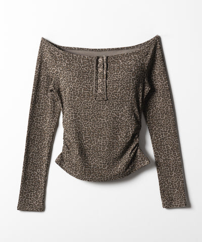【 ２color 】レオパードヘンリーネックオフショルトップス ／ leopard henley neck off-shoulder tops