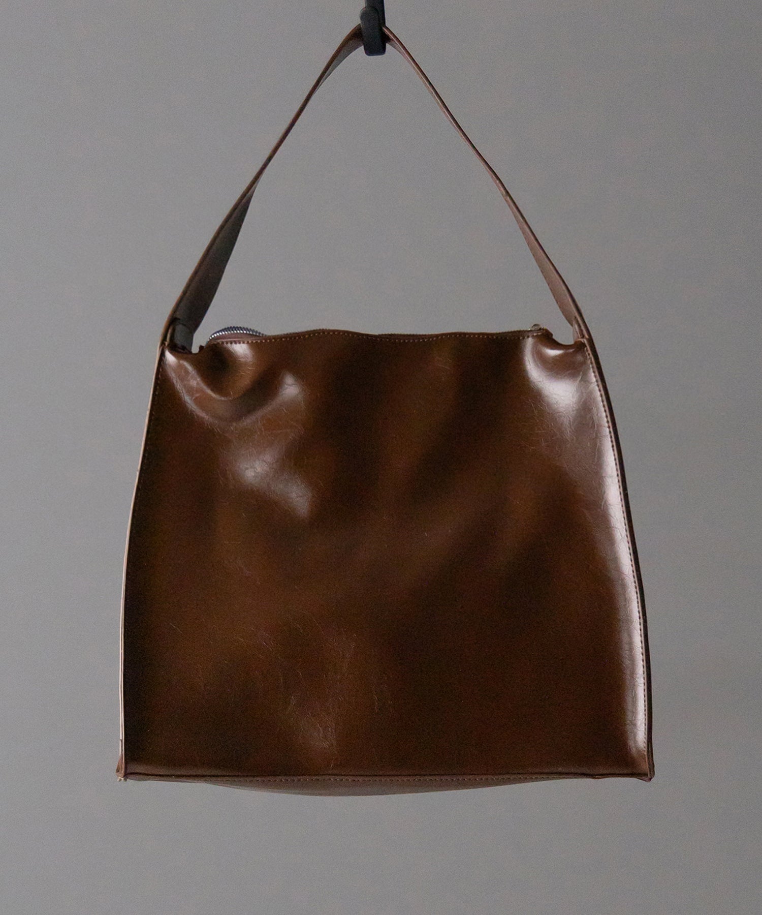 【 ２color 】ヴィンテージフェイクレザースクエアショルダーバッグ ／ vintage fake leather square shoulder bag