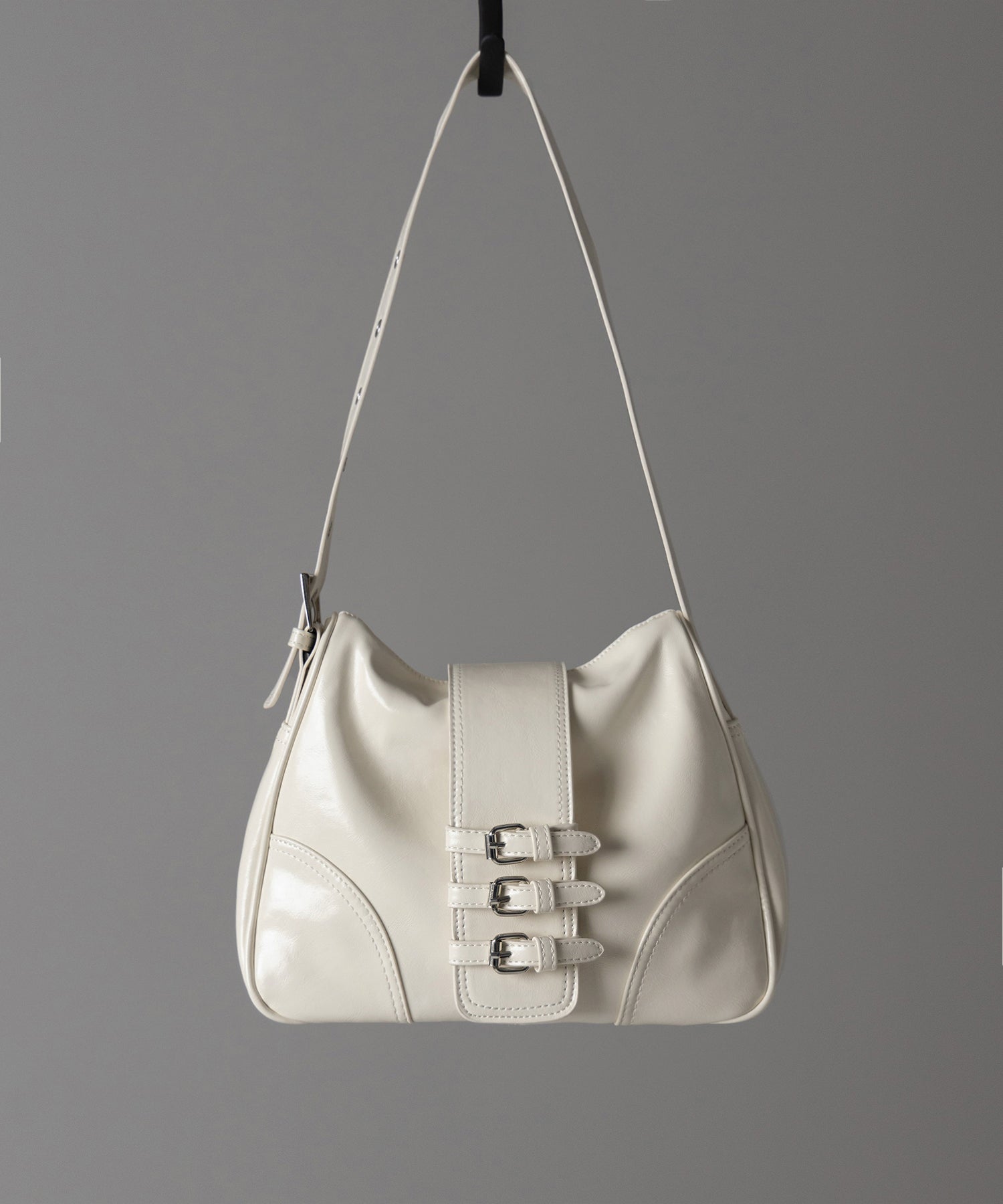 【 ３color 】ベルテッドフェイクレザーショルダーバッグ ／ belted fake leather shoulder bag