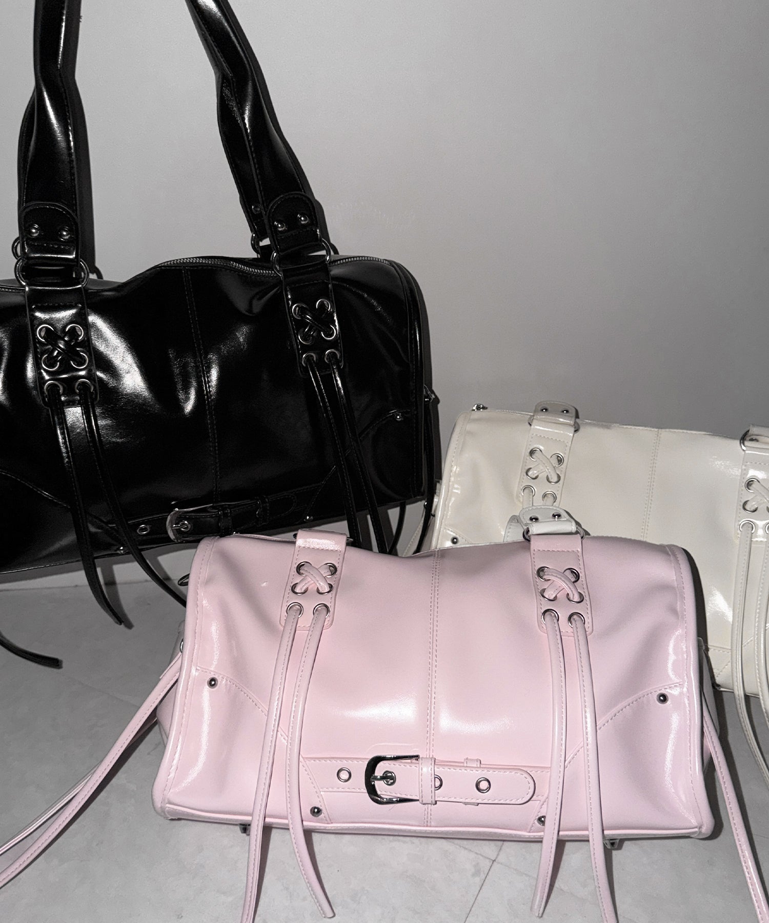 【 ショルダーストラップ付き２WAY 】レースアップベルテッドフリンジボストンショルダーバッグ／lace up belted fringe boston shoulder bag